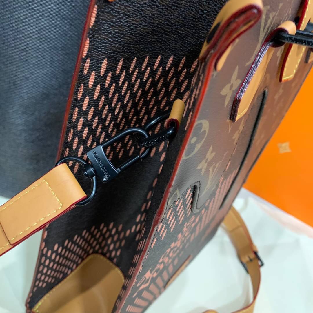 หนังแท้ LOUIS VUITTON MINI TOTE / LV MINI TOTE กระเป๋าทรงโท้ท โดดเด่นด้วยรายละเอียดของคลื่นใน Monogram เหมาะอย่างยิ่งสำหรับสิ่งของจำเป็น เช่น iPad โทรศัพท์ และสมุดโน้ต มีหูหิ้วแบบถอดได้สำหรับสะพายไหล่ ภาพสินค้าถ่ายจากงานขายจริง ใช้งานต่างประเทศได้