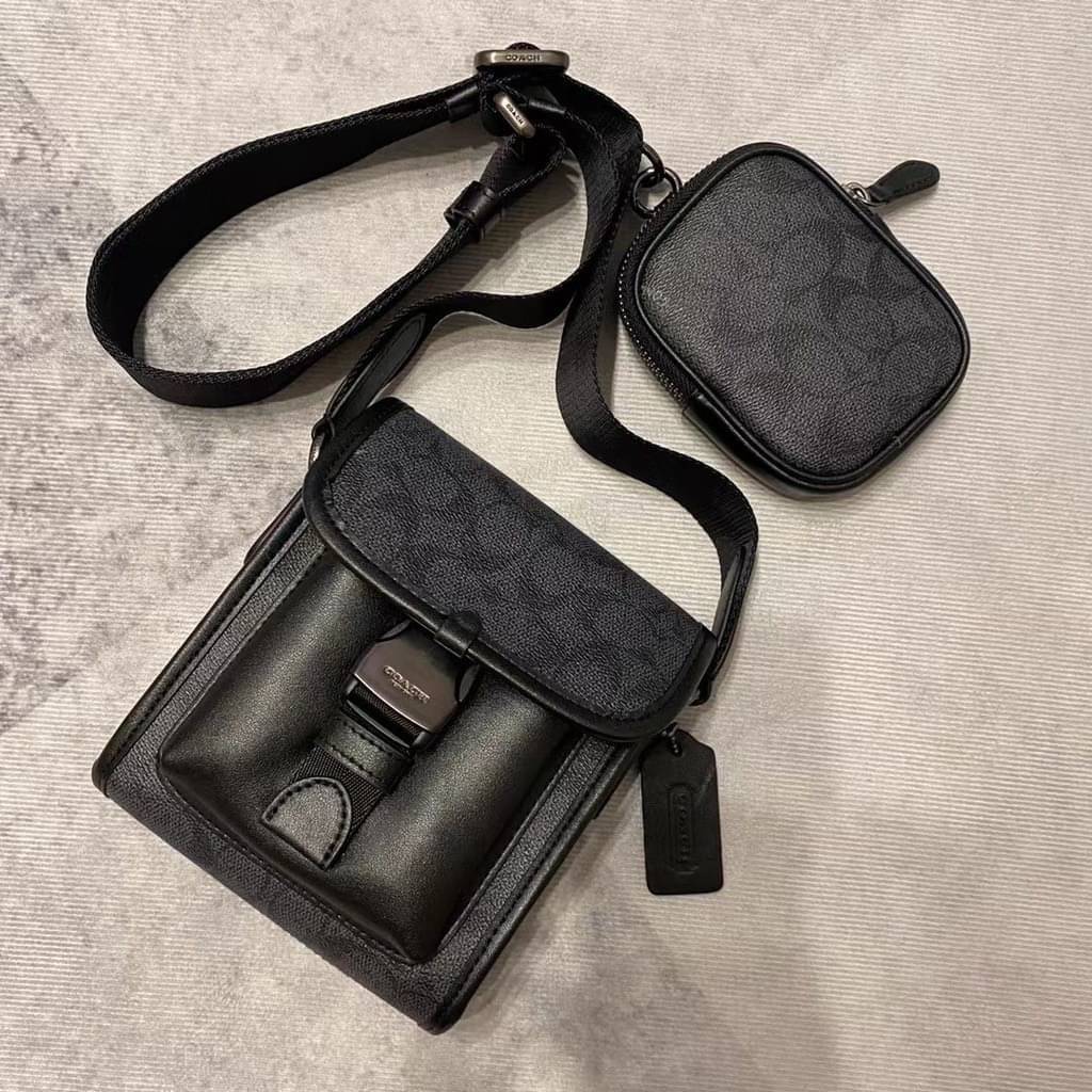 Coach C2600 Classic Logo Canvas Charter / COACH CHARTER NORTH/SOUTH CROSSBODY WITH HYBRID POUCH IN SIGNATURE CANVAS กลับมาเอาใจหนุ่มๆกันอีกครั้ง!! หล่อได้ไม่ซ้ำใคร กับไอเท็มสุดหรู กระเป๋าสะพายข้างรุ่นนี้ ดีไซน์ทรงกล่อง เรียบหรู วัสดุหนังแคนวาสสลับหนังแท้ 