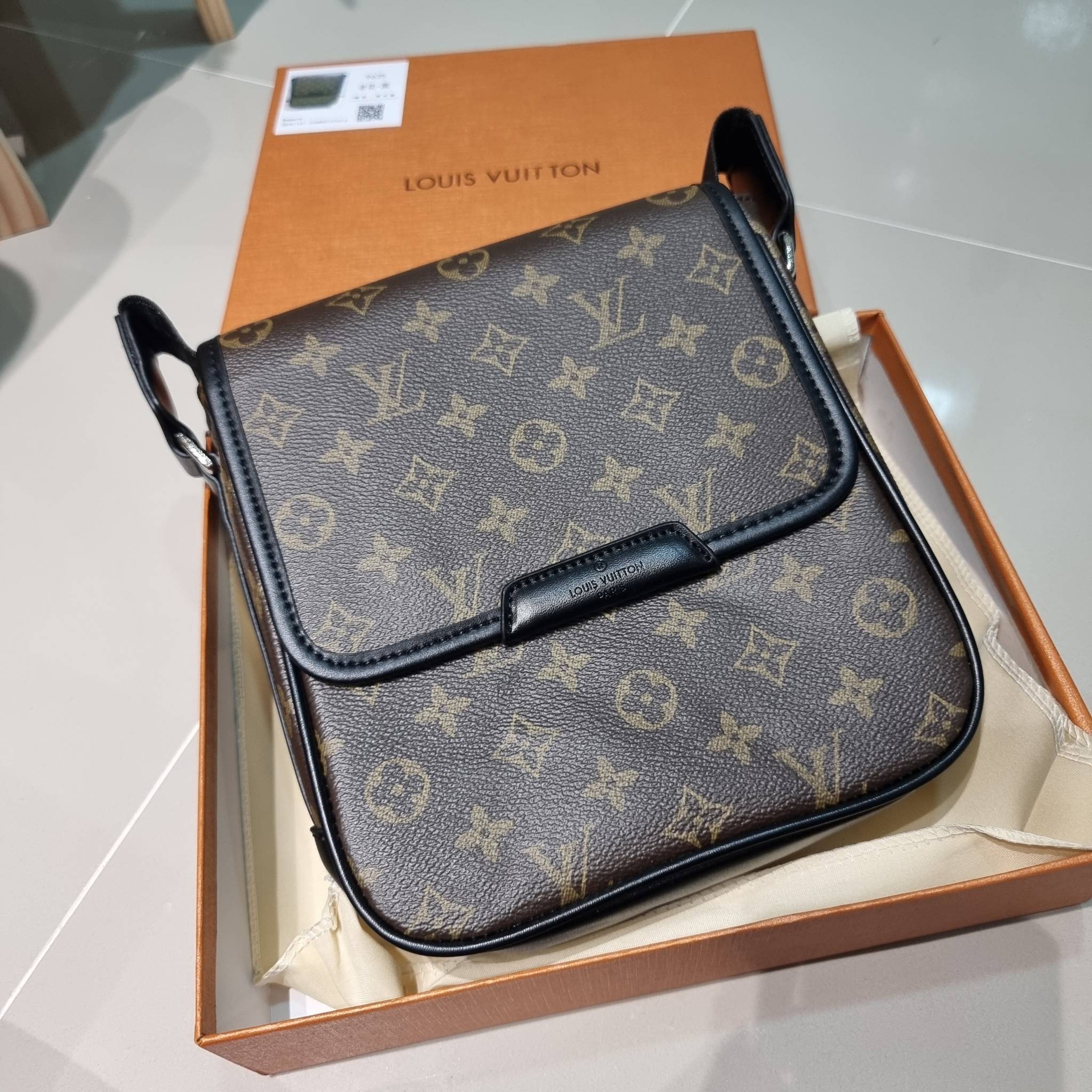 LV bass macassar monogram bag ของใหม่จัดให้หนุ่มๆ กับกระเป๋าสะพายทรงแมสเซ็นเจอร์ ไซส์กำลังดี เหมาะกับหนุ่มๆที่รักความคล่องตัว วัสดุหนังแคนวาสตัดสลับหนัง