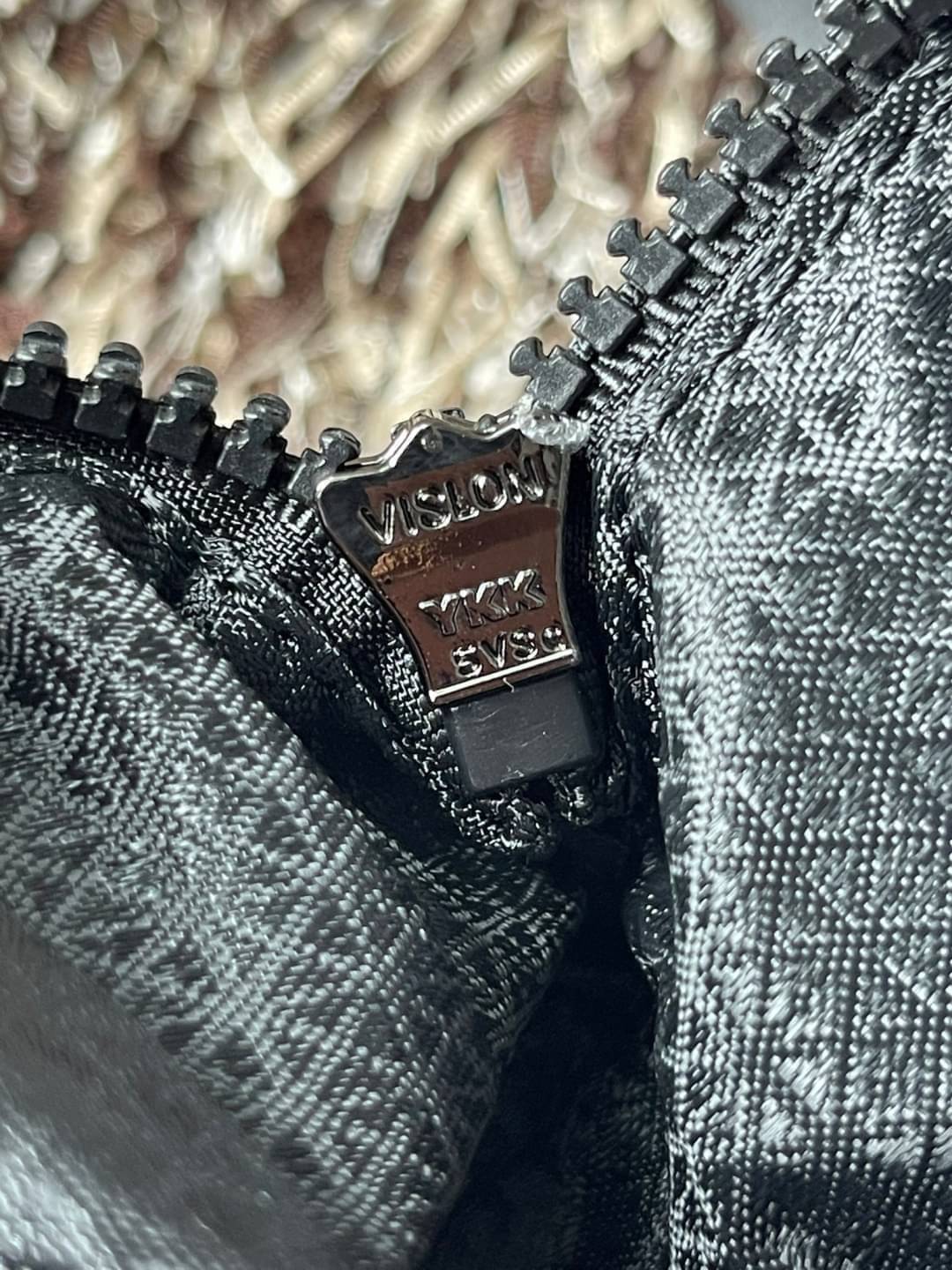 BAOBAO Issey Miyake CARTON GLOSS SHOULDER BAG มาในไซส์ขนาดกะทัดรัด โดดเด่นด้วยดีไซน์อันเป็นเอกลักษณ์ของแบรนด์ ที่สำคัญน้ำหนักเบา