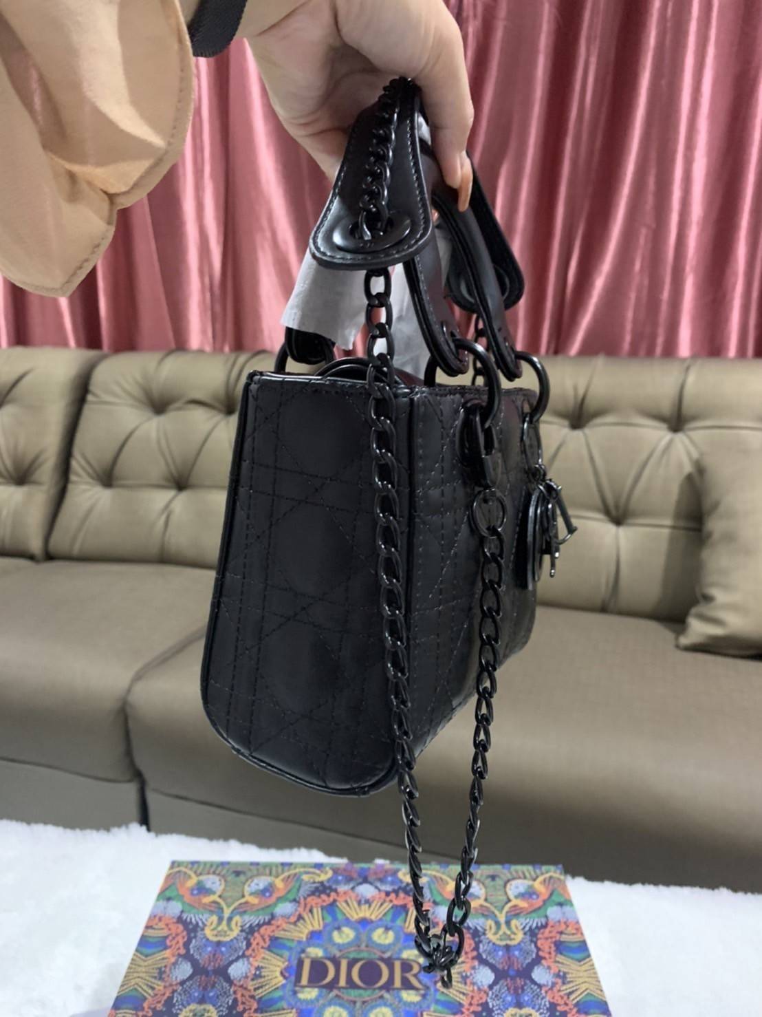 VIP 】MICRO LADY DIOR BAG Cloud ฺBlack & Pink My ABC Cannage Lambskin : VIP GIFT WITH PURCHASE (GWP) พรีเมี่ยมกิ้ฟ Limited Edition จาก DIOR DUTYFREE COUNTER ความสง่างามอีกหนึ่งรุ่นของ Dior รูปทรงสีเหลียม ขนาดกระทัดรัด อะไหล่เข้ากับสีกระเป๋า ตั้งอยู่ทรง ฐาน