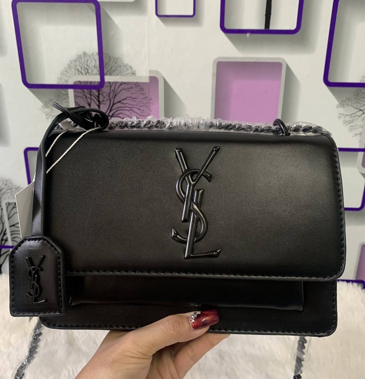 VIP 】YSL_SUNSET MEDIUM IN CROCODILE EMBOSSED SHINY LEATHER Bag VIP GIFT WITH PURCHASE (GWP) พรีเมี่ยมกิ้ฟ Limited Edition จาก YSL DUTY FREE COUNTER วัสดุหนังแกะสังเคราะห์ อะไหล่ดำทั้งใบ งานฮอตรุ่นฮิตที่กำลังมาแรง ตกแต่งป้ายห้อยเก๋ๆ ด้วยตัวอักษรแบรนด์ สายส