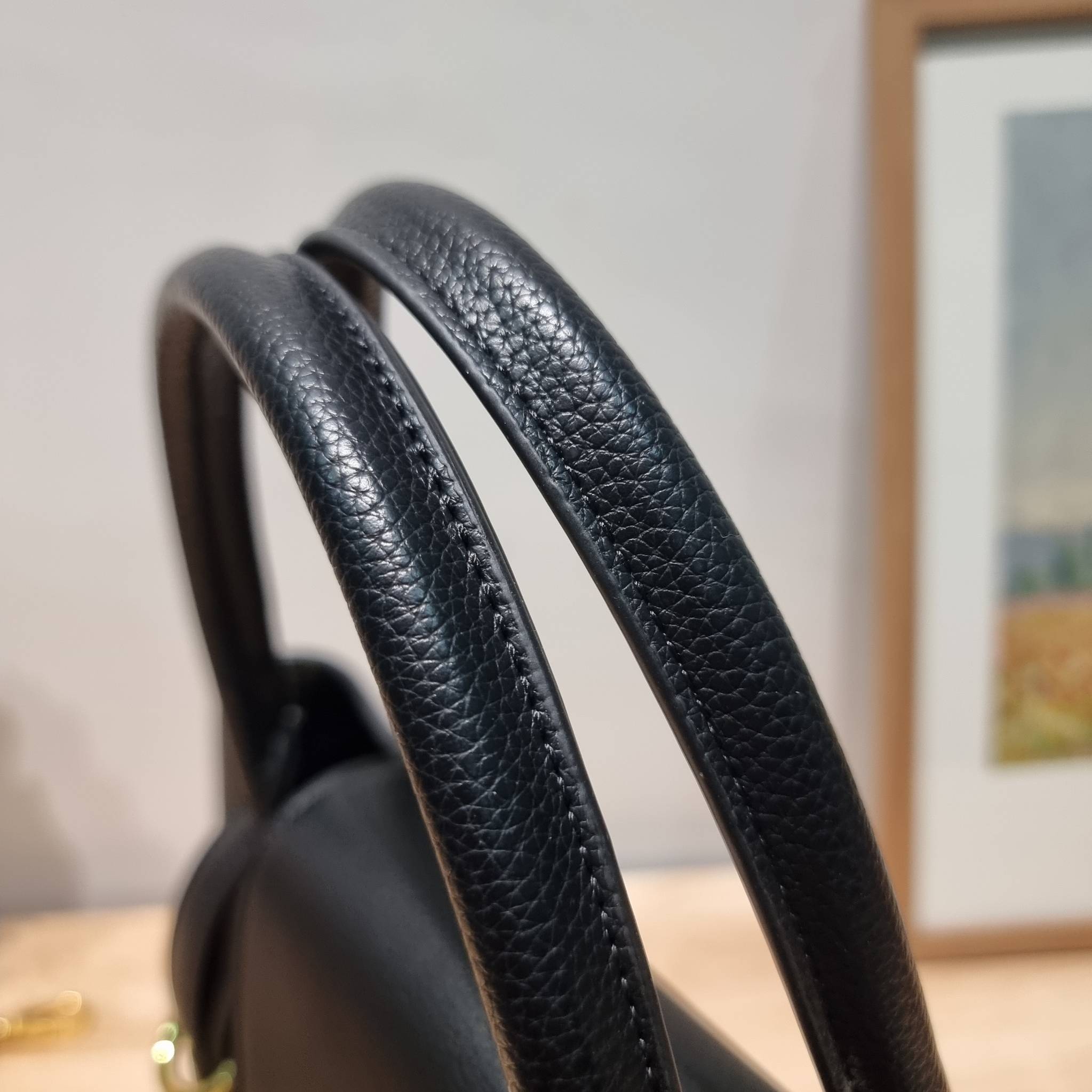 PRADA Saffiano leather bag / Prada leather bag กระเป๋าถือ/สะพายล่าสุด ที่ดีไซน์เรียบหรู สวยคมชัด เต็มไปด้วยดีเทลน่าใช้ สายคล้องไหล่ที่สามารถถอดออกได้