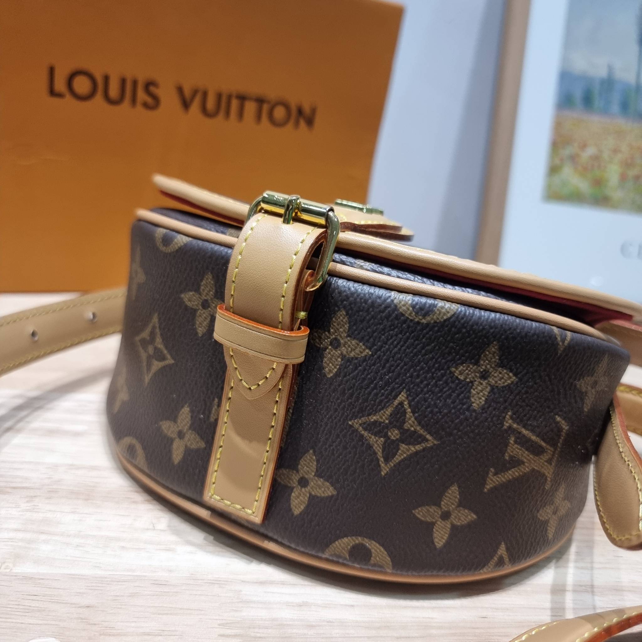 LV Tambourine Monogram Crossbody Bag รุ่นลิมิเต็ดหายาก กับกระเป๋าสะพายทรงสวย ดีไซน์คลาสสิค วัสดุหนังแคนวาสตัดสลับหนังแท้ เปิด-ปิดกระเป๋าด้วยอะไหล่สายคาด สายสะพายในตัว ปรับได้ หรือซ่อนสายและถือเป็น clutch ออกงานก็ได้ ดูแพงมากๆ ภายในเป็นช่องโล่ง ใส่ของจุกจุ