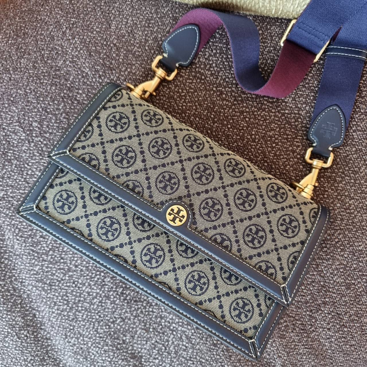 Tory burch t monogram jacquard shoulder bag คอลเลคชั่น T Monogram สำหรับคอลเลคชั่นฤดูใบไม้ผลิ 2021 เราสร้างสรรค์ลายโมโนแกรมที่ได้รับแรงบันดาลใจมาจากลวดลายการถักทอผ้าห่มของชาว Pennsylvania Dutch แบบดั้งเดิม เป็นการเฉลิมฉลองโลโก้สุดไอคอนนิคของแบรนด์ โดดเด่น