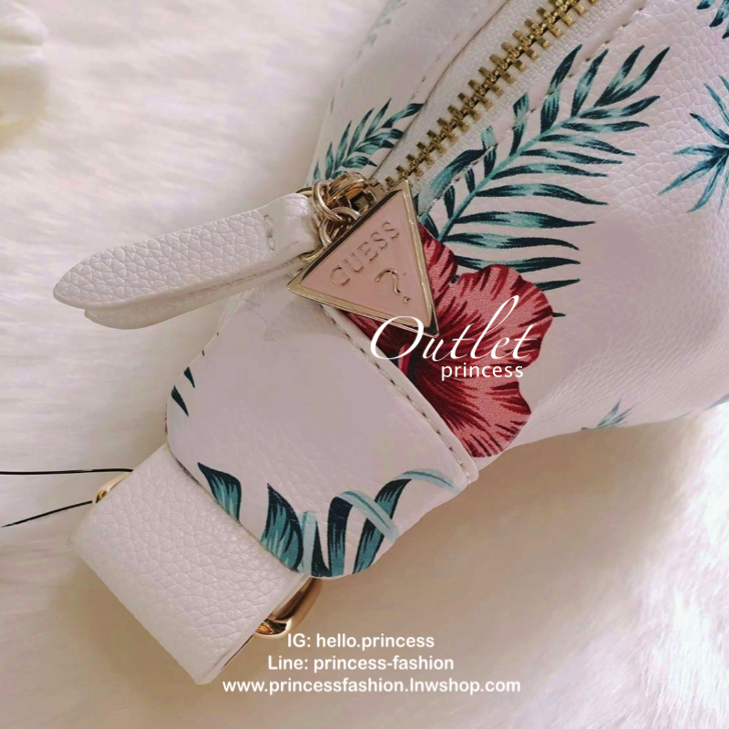 GUESS FERNANDA LOGO FANNY PACK กระเป๋าหนังนิ่มคาดเอว/อกพิมพ์ลายดอกไม้ดูอ่อนหวาน ด้านหน้าปั๊มโลโก้แบรนด์ทรงสามเหลี่ยม ตัวกระเป๋าเปิดปิดด้วยซิปใช้งานง่าย ภายในกระเป๋าโล่งกว้าง สามารถใส่มือถือได้ทุกรุ่น จุของได้เยอะ รับรองถูกใจสาวๆแน่นอนจ้า