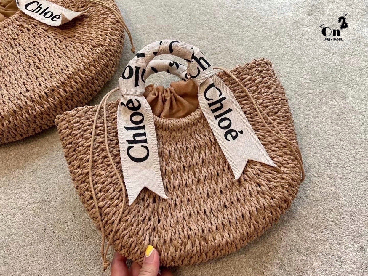 Chloe Straw Handbag Summer Beach Weave กระเป๋าสานสไตล์มินิมอล ซับในผ้าอย่างดี มาพร้อมผ้าผูกหูกระเป๋า สวยลงตัวรุ่นนี้ไม่ควรพลาดน้า สวยปังไม่ไหว ภาพสินค้าถ่ายจากงานขายจริง น่ารักมากค่ะ