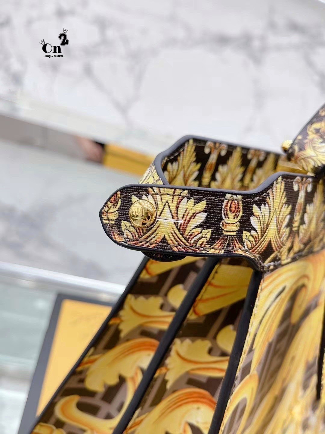 Fendi x Versace Peekaboo Bags / FF Fendace Gold Baroque FF Motif Peekaboo กระเป๋าสะพายสวยไฮโซ สุดฮิต ขนาดกำลังดีหนังลายกราฟฟิกมาใหม่ สวยหรูดูไฮโซมากค่ะ มาพร้อมสายสะพายยาวถอดออกถือได้