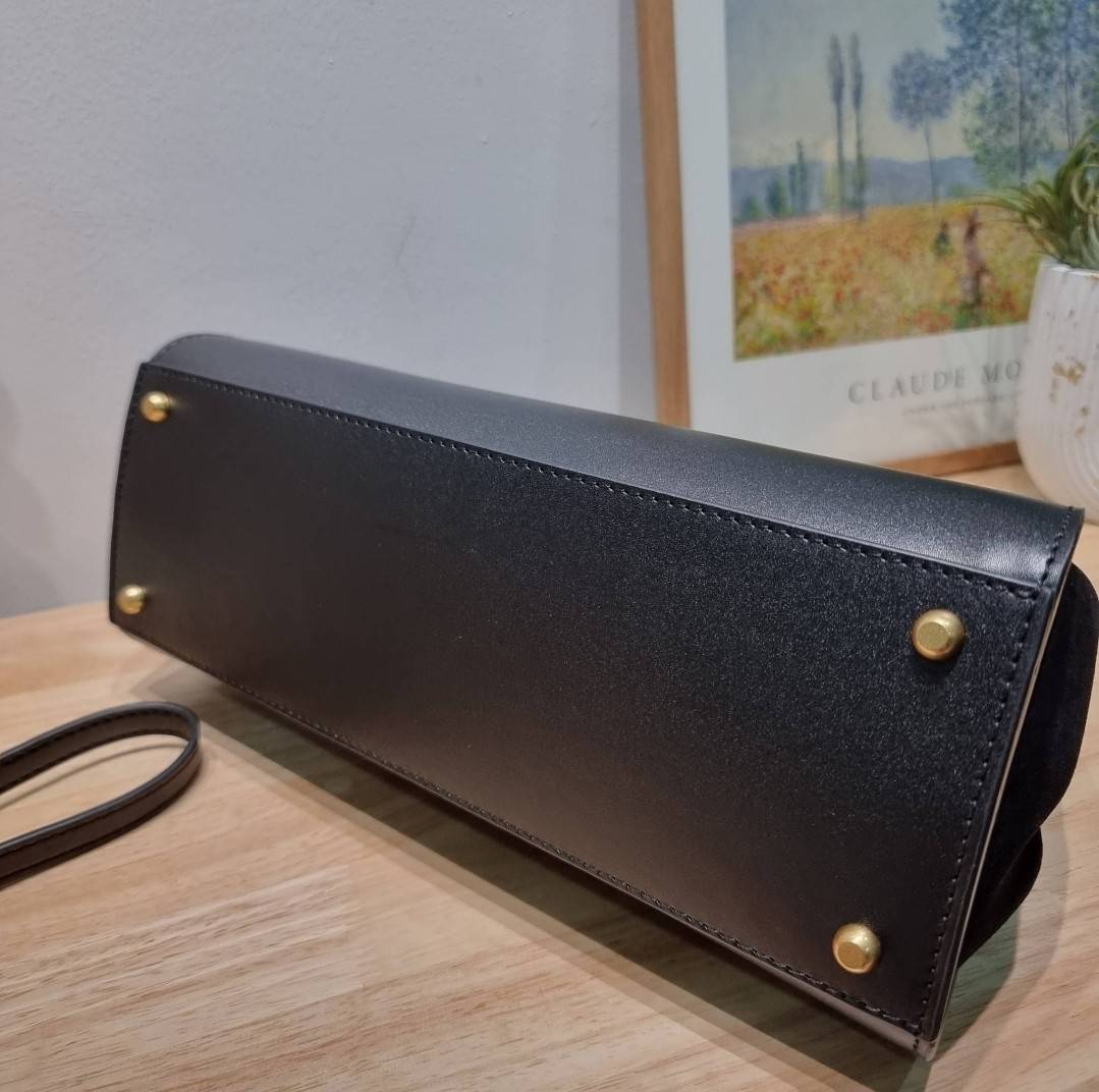 TORY BURCH ELEANOR SPAZZOLATO SATCHEL ใหม่และดูดีเกินต้าน กับกระเป๋าถือทรงสวย ใบใหญ่ ดีไซน์ผู้ดีเรียบหรู ถือขับผิวไปเลยทุกสี สวยคม มาพร้อมหูจับในตัว