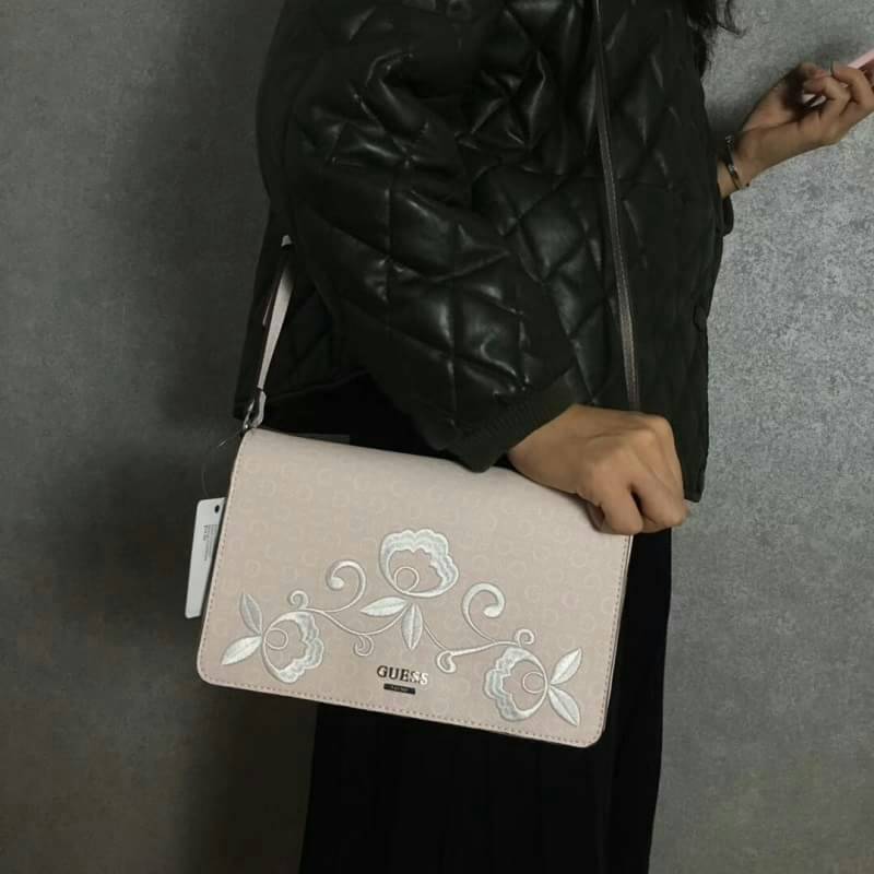GUESS Embroidery Shoulder Bag กระเป๋าไหล่หรือ crossbody วัสดุหนังแกะเทียม น้ำหนักเบา ตัวกระเป๋าเพ้นท์ลายตัวG ทั้งใบ พร้อมปักรูปดอกไม้ด้านหน้า มาให้ งานปักละเอียด สวยมากๆ ค่ะ เปิดปิดกระเป๋าแบบฝาปิด แม่เหล็ก ใข้งานง่าย ด้านในโล่ง ใส่ ipad mini ได้ และมีช่อง