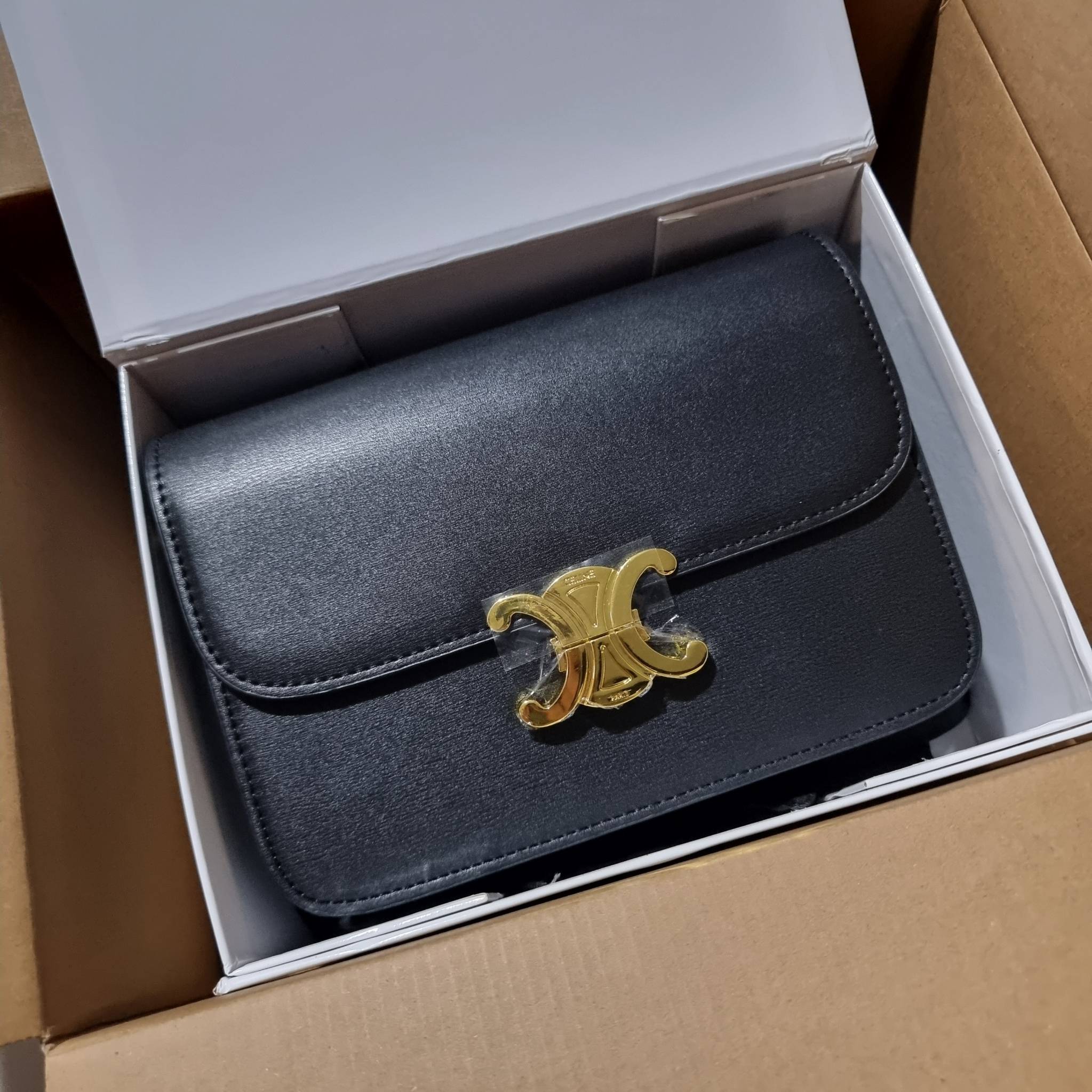 VIP 🥂 CELINE CLASSIQUE TRIOMPHE BAG IN SHINY CALFSKIN ไอเท็มสุดคลาสสิค ที่ขาดไม่ได้ กระเป๋าสะพายทรงสวยคลาสสิค แฝงความผู้ดี ที่ใช้ได้ทั้งชายหญิง วัสดุหนังแท้ เปิด-ปิดด้วยตัวกดล็อค สะดวกใช้มาก ภายในเป็นช่องโล่ง เก็บของได้เป็นสัดส่วน และยังมีช่องซิปใ