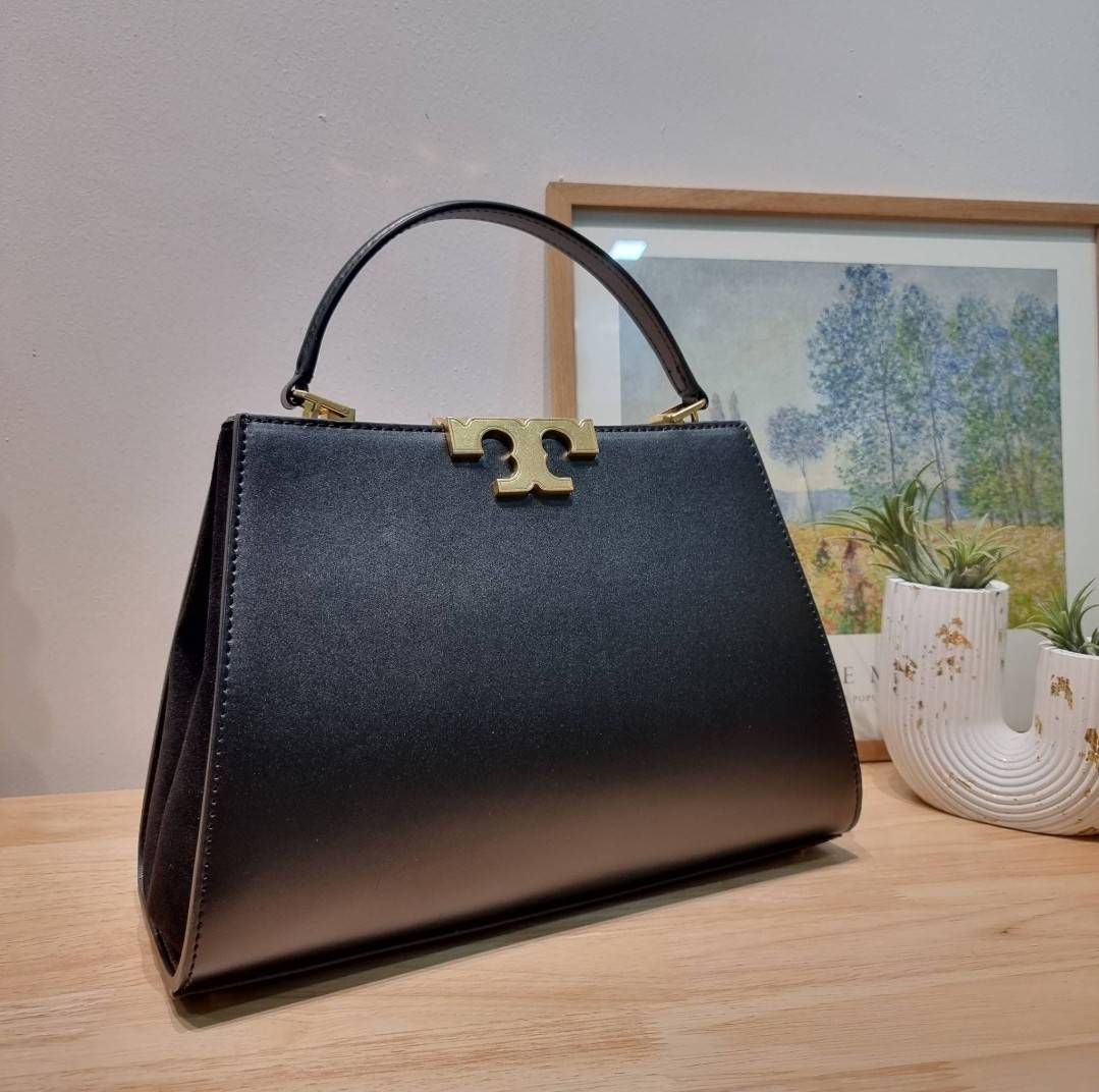 TORY BURCH ELEANOR SPAZZOLATO SATCHEL ใหม่และดูดีเกินต้าน กับกระเป๋าถือทรงสวย ใบใหญ่ ดีไซน์ผู้ดีเรียบหรู ถือขับผิวไปเลยทุกสี สวยคม มาพร้อมหูจับในตัว