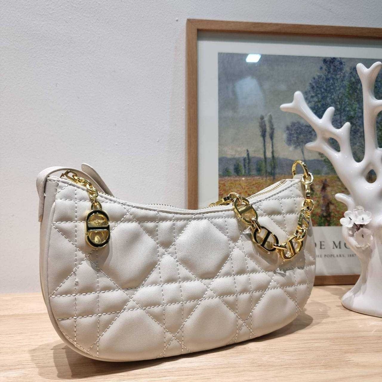 Dior White Supple Macrocannage / CD LOUNGE BAG กระเป๋าสะพายทรงพอช สวยหรู ดีไซน์เรียบ แต่ดูแพง
