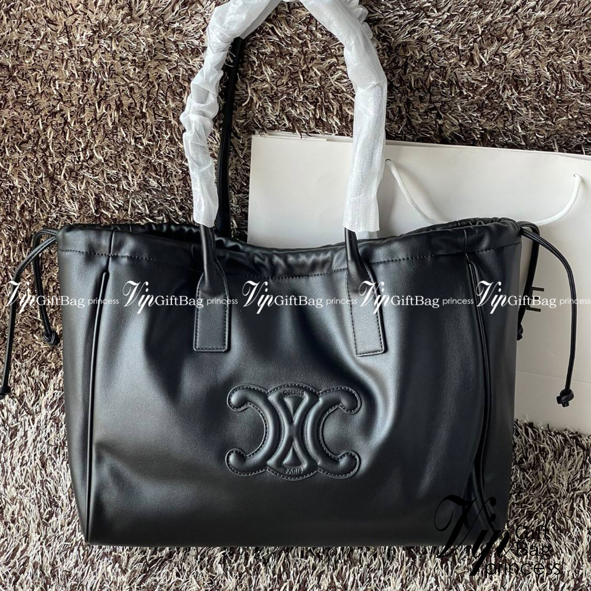 Celine cabas drawstring cuir triomphe in Smooth Calfskin / celine shopping bag เป็นกระเป๋าที่ดีไซน์คลาสสิก เรียบหรู ไม่ตกยุค โดดเด่นเพราะมีโลโก้อยู่ตรงกลาง ออกแบบมาให้ใส่ของใช้ในชีวิตประจำวัน ซึ่งคุณสามารถใช้เป็นกระเป๋าถือหรือสะพายไหล่ก็ล้วนเก๋และมีความคล
