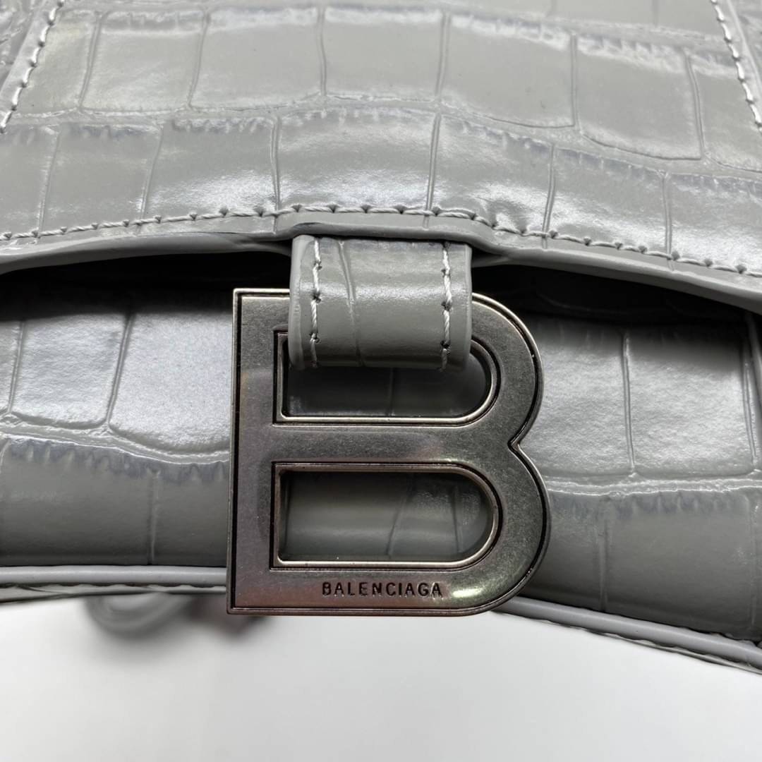 หนังแท้ BALENCIAGA HOURGLASS TOP HANDLE XS Shiny crocodile embossed calfskin การสร้างสรรค์ที่มีเอกลักษณ์เฉพาะตัว หรูหรา โทนสีโดดเด่น วัสดุหนังแท้ลายจระเข้ ภายในโล่งกว้างหนังแนปป้าอย่างดี เกรดออริจินอล ตอบโจทย์ได้ทุกลุค ทุกไลฟ์สไตล์ ภาพสินค้าถ่ายจากงานขายจ