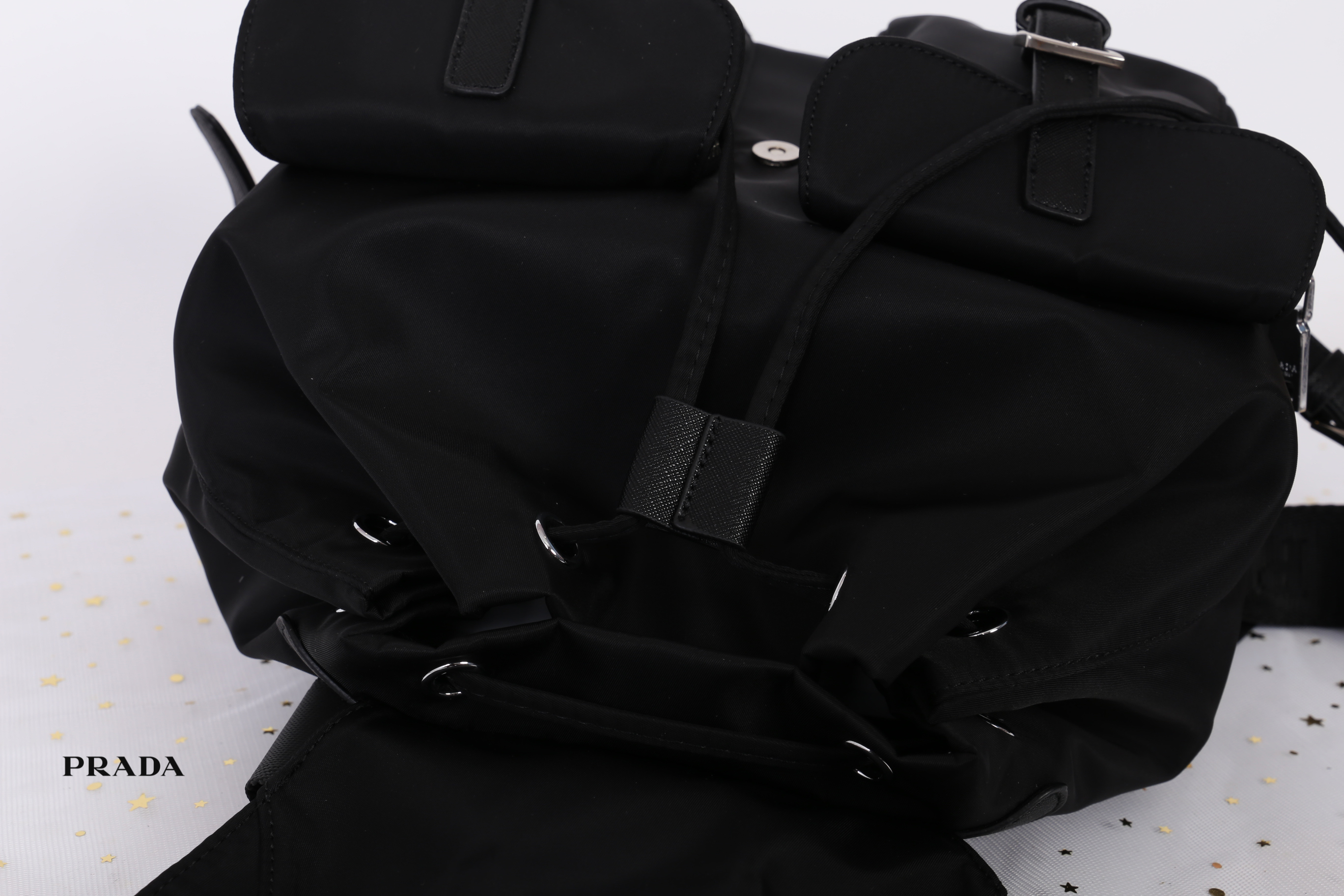 PRADA premium gift Nylon Backpack With Pocket วัสดุผ้าไนล่อนกันน้ำเนื้อหนาอย่างดี ใบนี้ ดีไซต์สวยเก๋ งานดีมากๆ อะไหล่แบรนด์ทุกจุด ใบนี้เก๋ตรงที่ เป็นเป้แบบหูรูด ทรงสวยน่ารัก แถมยังมีเปิดปิดด้วยกระดุมแม่เหล็กและแต่งด้วยเข็มขัดปรับได้ด้วย ด้านหน้ามีกระเป๋าอ