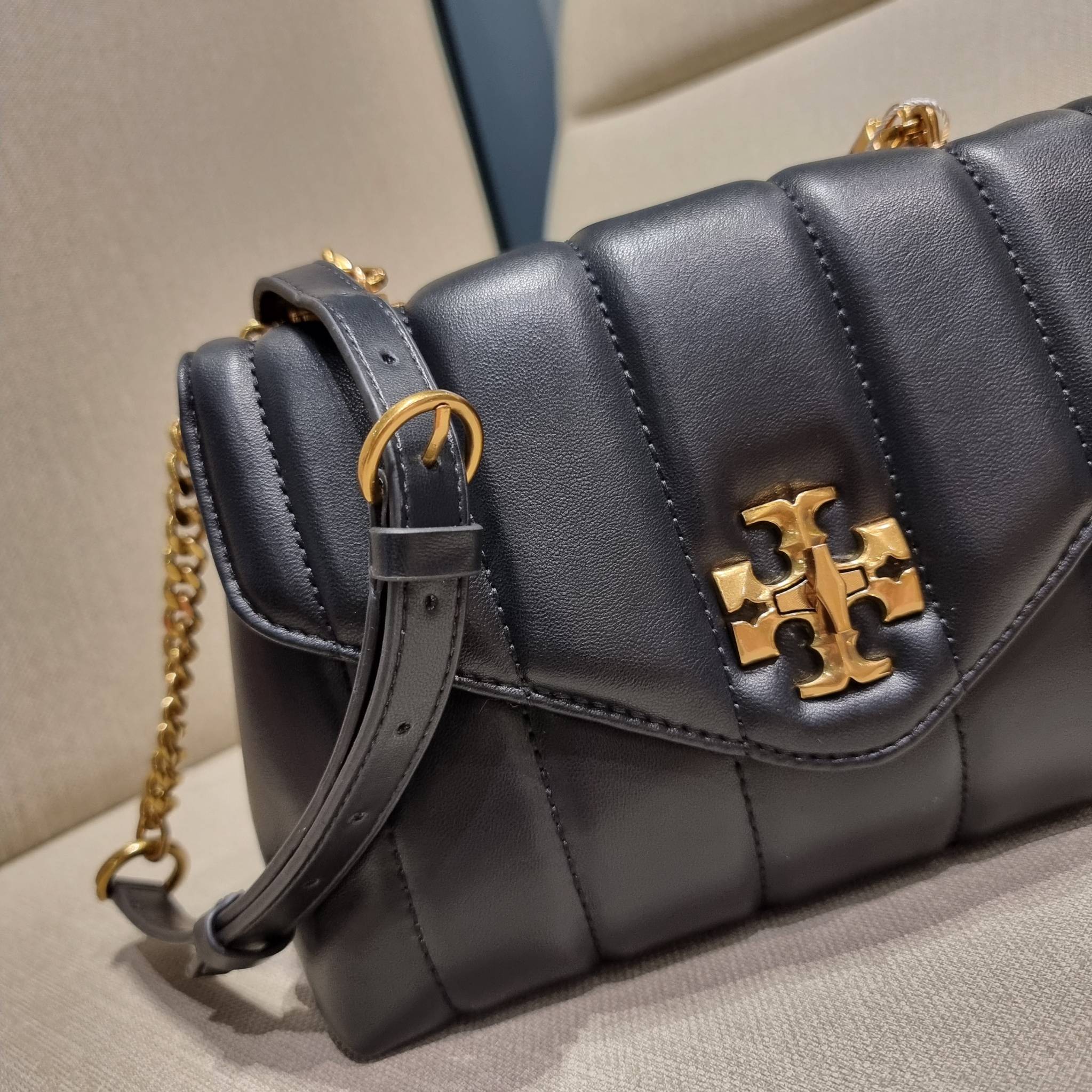 TORY BURCH KIRA QUILTED SMALL SATCHEL มาแล้วด่วนๆ!! กับคอลที่ปังไม่ไหว พร้อมเสิร์ฟสีคลาสสิค กระเป๋าถือ/สะพาย ทรงสวย สะพายคล่องตัว หนังแท้ ดีไซน์บุนวม เส้นคมสวยหรู วัสดุหนังแกะ สัมผัสดีงาม นิ่มมือ เปิด-ปิดด้วยอะไหล่บิดล็อค ภายในเป็นช่องโล่ง มีช่องซิป ใส่ขอ