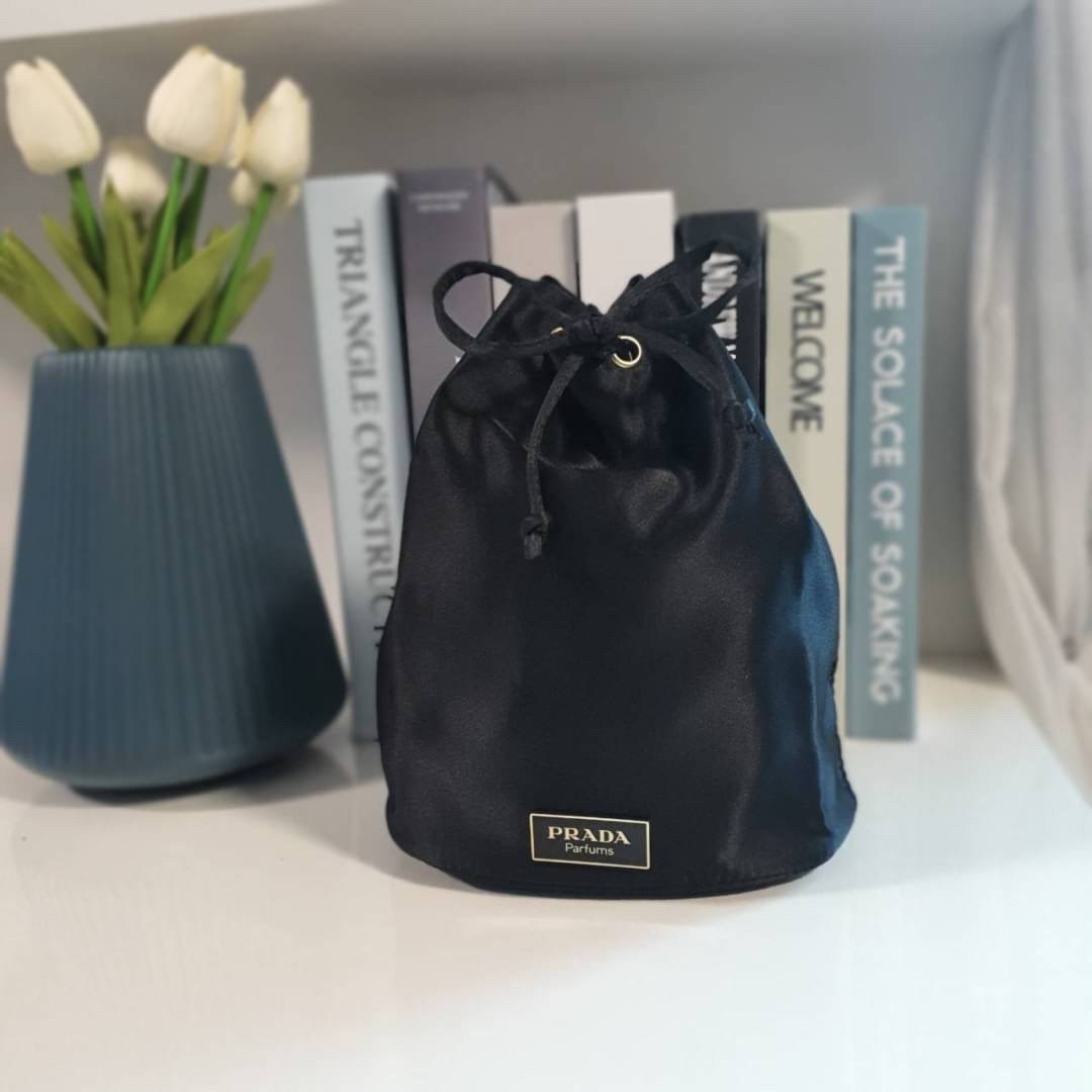 พรีเมี่ยมกิ๊ฟแท้ 100% Prada กระเป๋าใส่เครื่องสำอางค์เอนกประสงค์ หรือ Cosmetic Bag ไซส์น่ารักทรงขนมจีบ