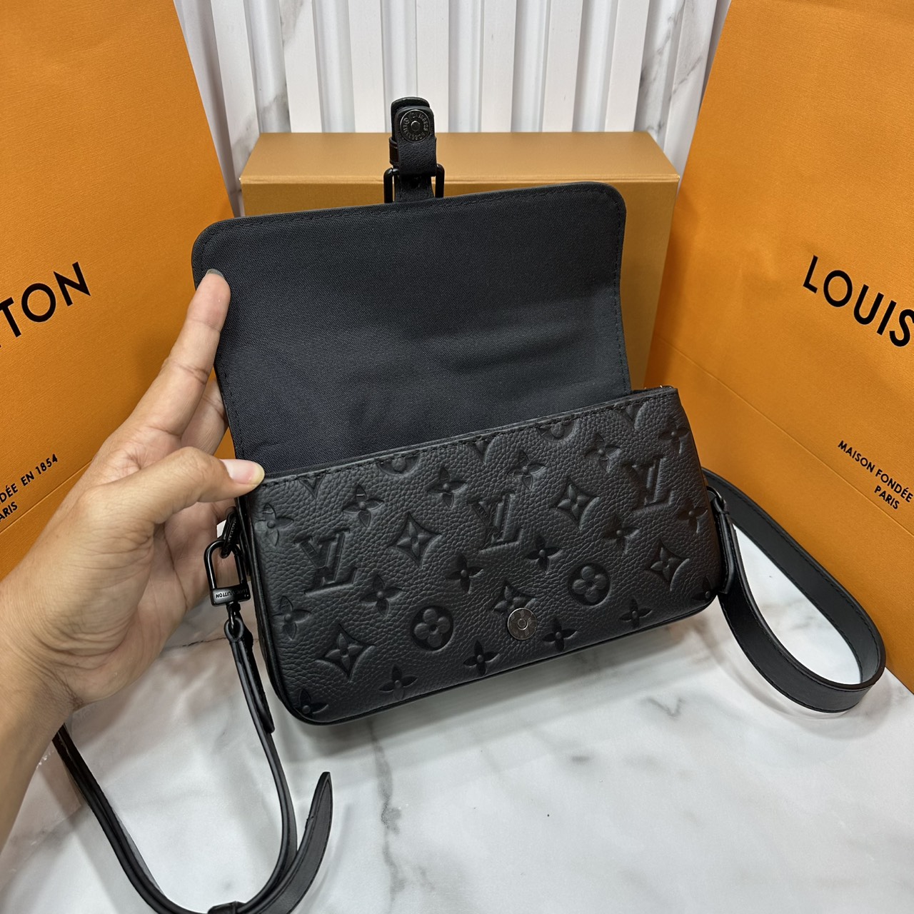 ORI หนังแท้ | LV Montsouris crossbody bag Monogram Eclipse Leather 22cm กระเป๋าสะพายทรงแมสเซ็นเจอร์ไซส์เล็ก สไตน์กระเป๋าสตางค์แบบสะพาย ดีไซน์ใหม่ทรงยาวล้ำสมัยประดับบัคเคิลสัญลักษณ์เมซงพร้อมแถบแม่เหล็กด้านหน้า สุดไอคอนิก