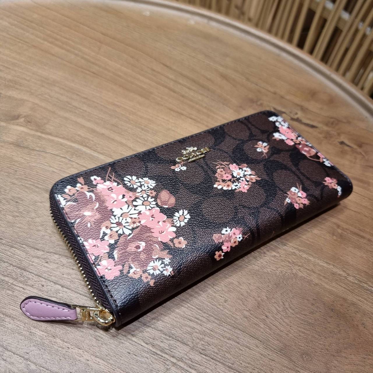 COACH ACCORDION ZIP WALLET IN SIGNATURE CANVAS WITH PRAIRIE ROSE / JUMBO FLORAL / CAMO ROSE FLORAL / MEDLEY BOUQUET PRINT ((F31572/F39189/F26290/F2859)) สวยคลาสสิคไม่มีใครเกิน!! กระเป๋าสตางค์ใบยาว ลวดลายสวย สีสันโดดเด่น วัสดุหนังแคนวาสเคลือบ เปิด-ปิดด้วยซ