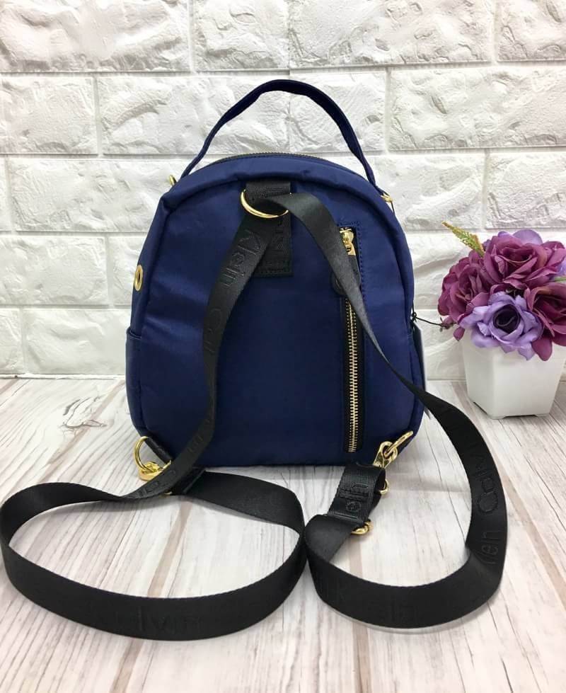 ใหม่ล่าสุด กระเป๋าเป้!!! ทรงน่ารักมากๆ จากแบรนด์ Calvin Klein รุ่นพิเศษ ช่องซิป 2 ช่องใหญ่ + สายยาวถอดได้ ปรับสะพายได้หลายรูปแบบค่า **จุดเด่นที่ ตัวกระเป๋าทำจากผ้าไนล่อนเนื้อดี สกรีนโลโก้แบรนด์ น้ำหนักเบามาก สายกระเป๋า ถอดปรับ สะพาย หลัง สะพายข้าง ลำตัว ห