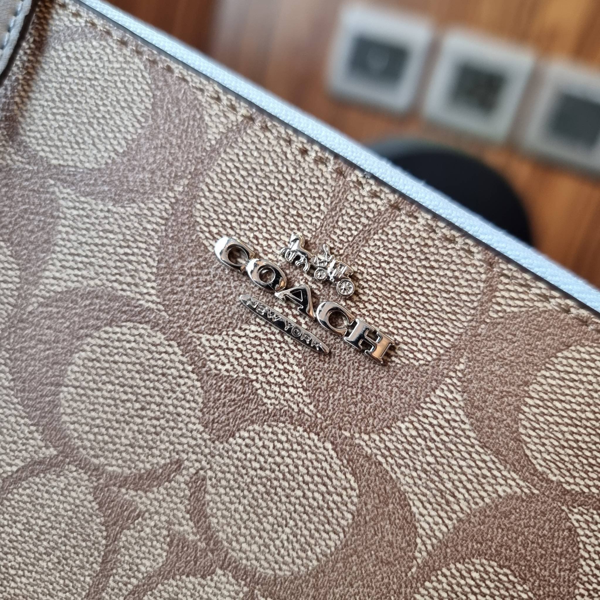 COACH F87591 DOUBLE CORNER ZIP WALLET IN SIGNATURE COATED CANVAS คล้องมือรุ่น 2 ซิป!! มาแล้วจ้า 🌟🤗 ไซส์นี้คือเหมาะมือจริงๆ พกง่ายเช่นเคย ไม่ต้องกังวลว่าจะเกะกะหรือกินพื้นที่กระเป๋าหลัก วัสดุหนังแคนวาสเคลือบลาย มีช่องหลักแยก 2 ช่อง ภายในบุผ