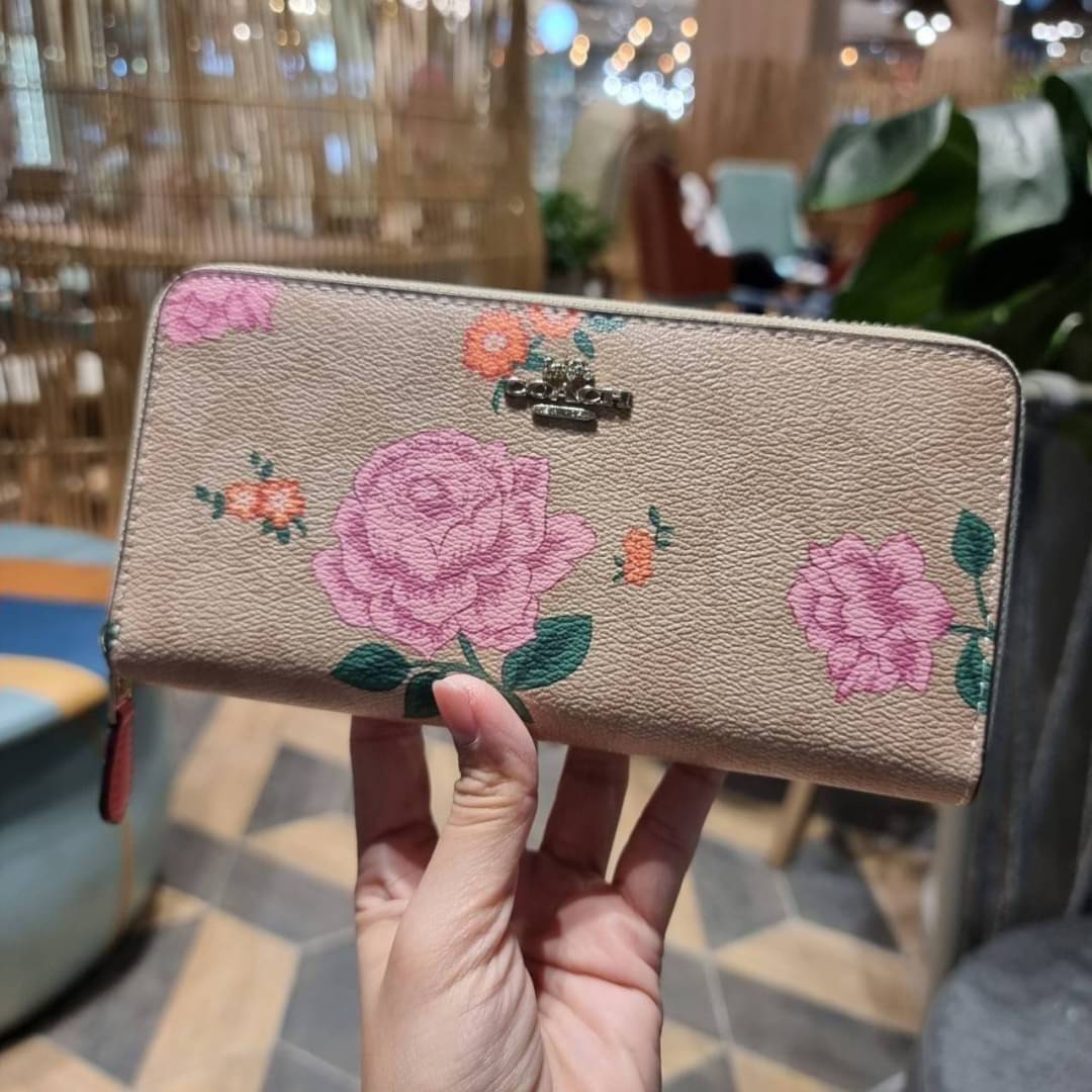 COACH ACCORDION ZIP WALLET IN SIGNATURE CANVAS WITH PRAIRIE ROSE / JUMBO FLORAL / CAMO ROSE FLORAL / MEDLEY BOUQUET PRINT ((F31572/F39189/F26290/F2859)) สวยคลาสสิคไม่มีใครเกิน!! กระเป๋าสตางค์ใบยาว ลวดลายสวย สีสันโดดเด่น วัสดุหนังแคนวาสเคลือบ เปิด-ปิดด้วยซ