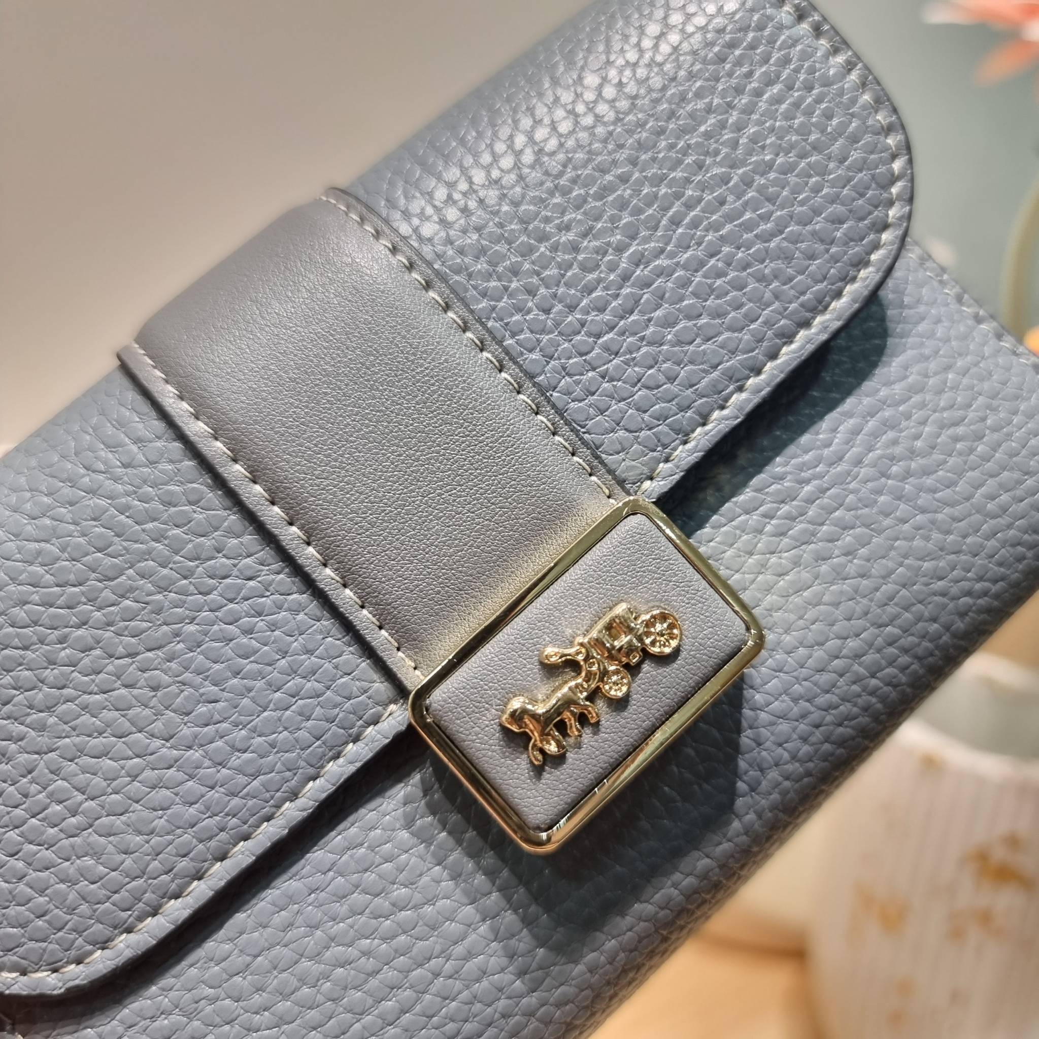 COACH MEDIUM GRACE WALLET IN SIGNATURE CANVAS CC061 CC060 CC059 พร้อมส่ง 5 สี กระเป๋าสตางค์ใบกลาง ดีไซน์หรู โดดเด่นด้วยโลโก้สไตล์วินเทจ คลาสสิค โทนสีใช้งานง่าย