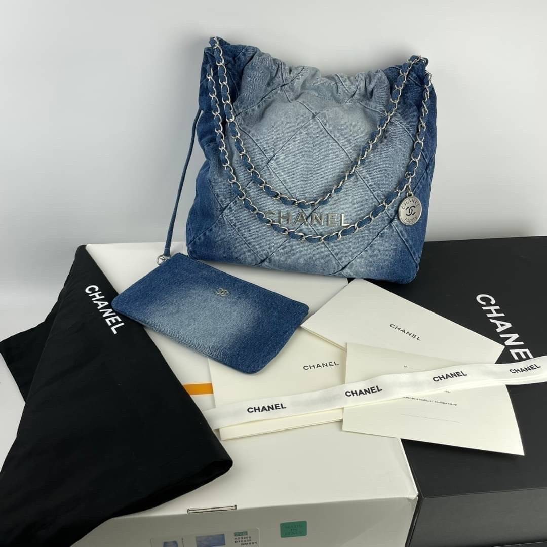 Chanel 22 Denim Bag / Chanel Tote Bag 35cm เกรดดีสุด กระเป๋าสะพายทรงโท้ทเดนิม ยีนส์ เท่ๆ คูลๆ งานเดนิมฟอกดีเทลความสวยมาก เป็นทรงโท้ทที่ได้รับการตอบรับดีมาก เกินต้านที่สุดกับไอเท็มนี้ ที่สาวๆหรือใครๆก็ต้องมีแล้ว!!