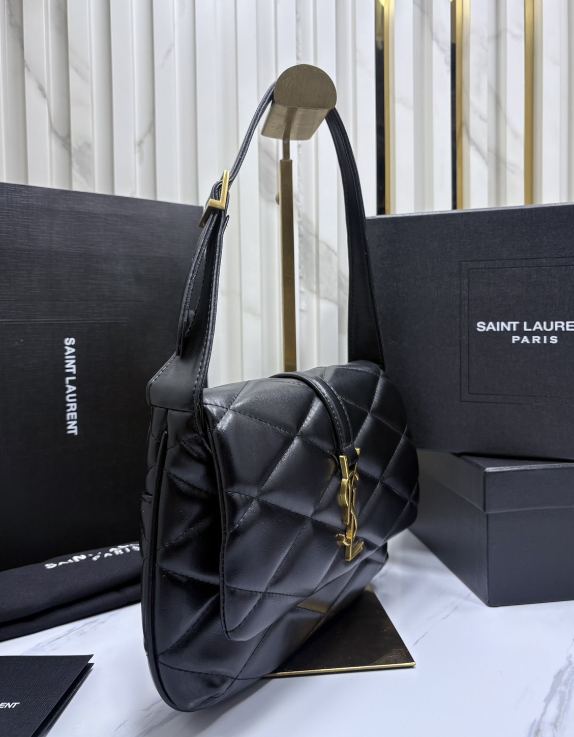 ORI หนังแท้ | YSL Le 57 Hobo Shoulder Bag / YSL Hobo Bag กระเป๋าสะพายทรงโฮโบ หนังสัมผัสนิ่มมือ ดีไซน์เรียบหรู ภายในโล่งกว้าง สามารถจุของสำคัญได้อย่างครบถ้วน ใบจริงหรูหรา ดูแพง มีไว้ติดบ้านสักใบ ยังไงก็คุ้มค่าจ้า