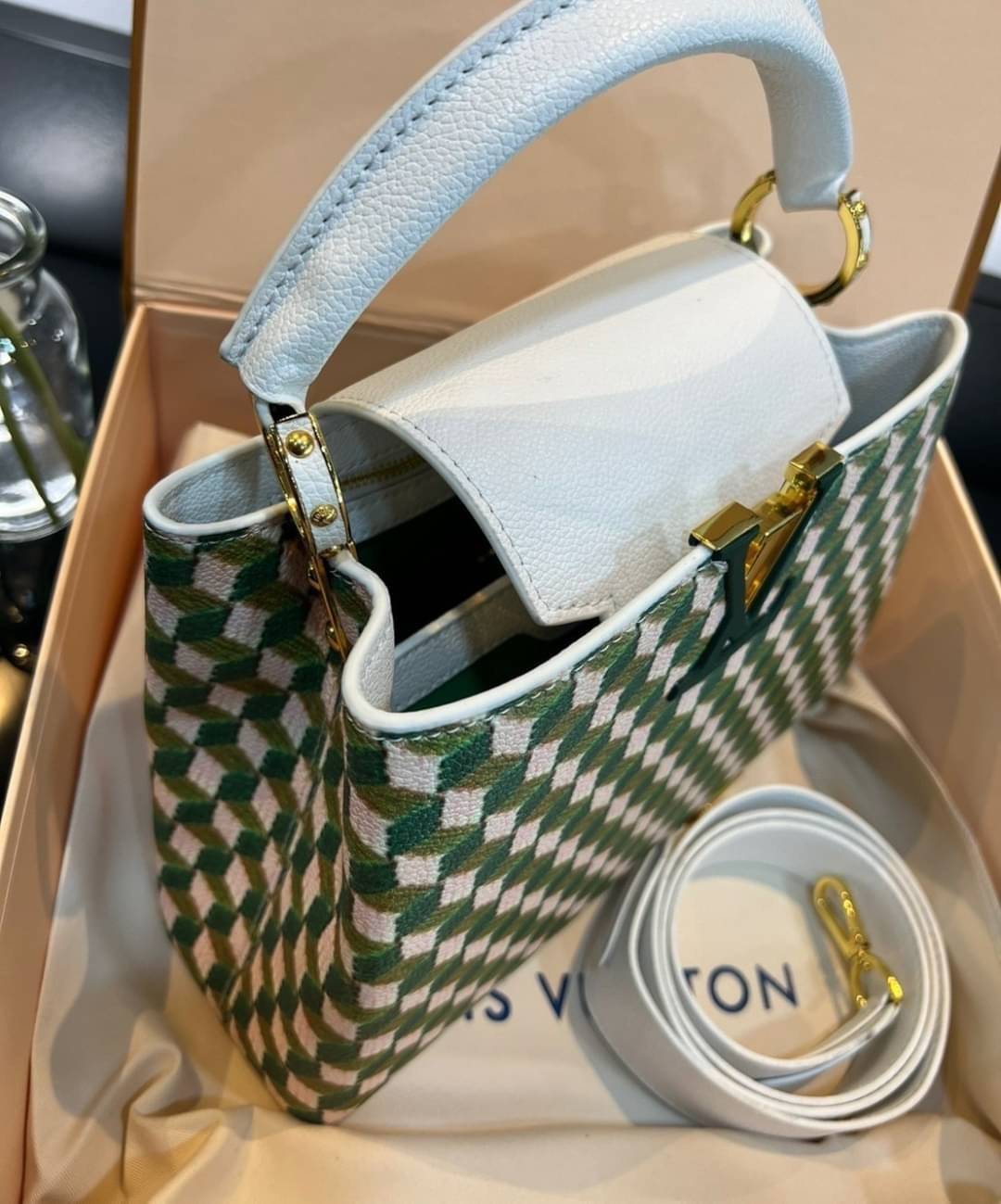 LV capucines top handle สีเขียวเหนี่ยวทรัพย์ที่สุดของความสวยในราคาเบาๆ กระเป๋าถือสุดหรู ดีไซน์ทรงคลาสสิค พร้อมลวดลายหรูหรา มาพร้อมหูจับในตัว ด้วยรูปทรงวินเทจ สัมผัสดี ขับผิว ทำให้ไอเท็มนี้สะกดทุกสายตาจริงๆ พร้อมส่งครบ box set ในราคาที่คุ้มที่สุด จัดเถอะค่