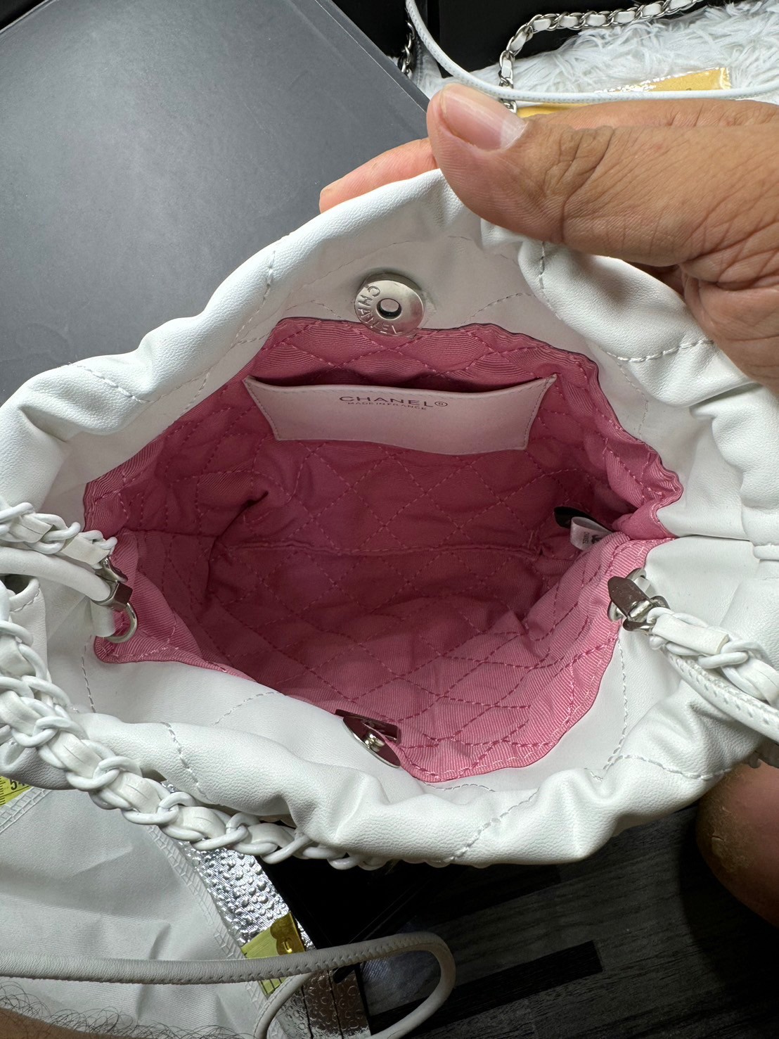 CHANEL 22 Mini Handbag Patent Gradient & Lacquered Metal White / SS22 Logo CC shopping tote กระเป๋าทรงโท้ทไล่สี รุ่นใหม่ มีเสน่ห์ดูดี ดูแพงที่สุด เกรดไฮเอน 1:1