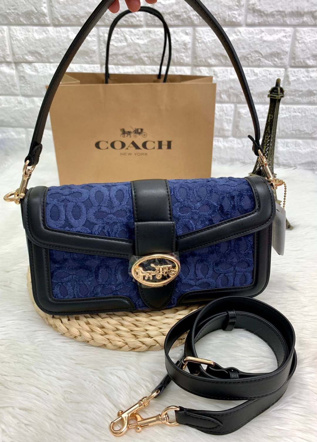 COACH GEORGIE SHOULDER BAG IN SIGNATURE VELVET 2021 ((5566)) พร้อมส่ง สวยงามมากๆค่ะ! กระเป๋าหิ้ว//คล้องไหล่//สะพายข้างได้ หนังแท้+กำมะหยี่ ด้านหน้าได้อย่างลงตัวสวยงาม มีอะไหล่โลโก้แบรนด์หรูหรา