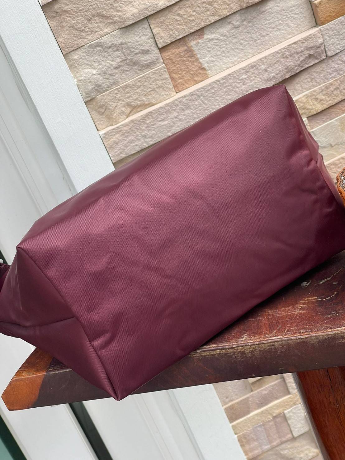 Longchamp LE PLIAGE NÉO TOP HANDLE BAG อีกหนึ่งรุ่นยอดนิยม ที่สาวๆ ต้องมีไว้เก็บไว้สักใบ กระเป๋าโท้ทใบนี้ มาพร้อมกับสีที่มีสไตล์เรียบง่าย มีสายสะพายยาวปรับสั้นยาวได้ช่วยให้คุณสามารถสะพายไหล่ได้อย่างสบาย ในตัวสายปักโลโก้อันเป็นสัญลักษณ์ ในขณะที่ที่ปิดแบบซิ