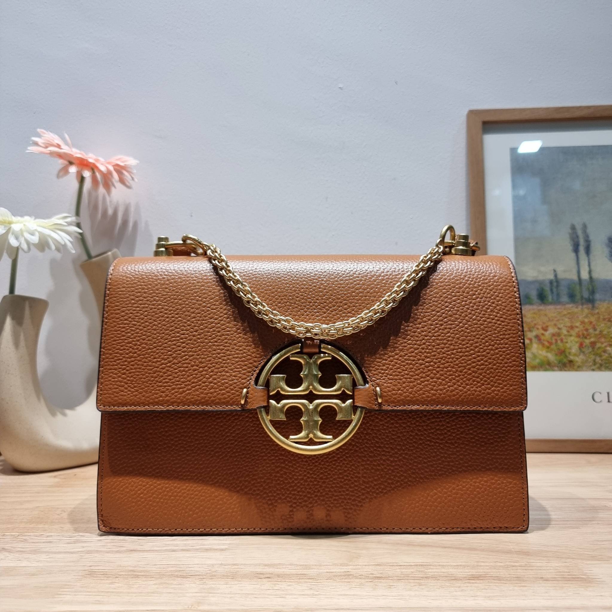 TORY BURCH MILLER SHOULDER BAG / Tory Burch Bag รุ่นยอดนิยม รุ่นหายาก รุ่นที่สาวๆตามหา ใบนี้เลย!! สวยหรู ผู้ดีทุกสี กระเป๋าสะพายไหล่ ดีไซน์อยู่ทรง คลาสสิคแฝงความหรูด้วยโลโก้สีทองอร่ามโดดเด่น