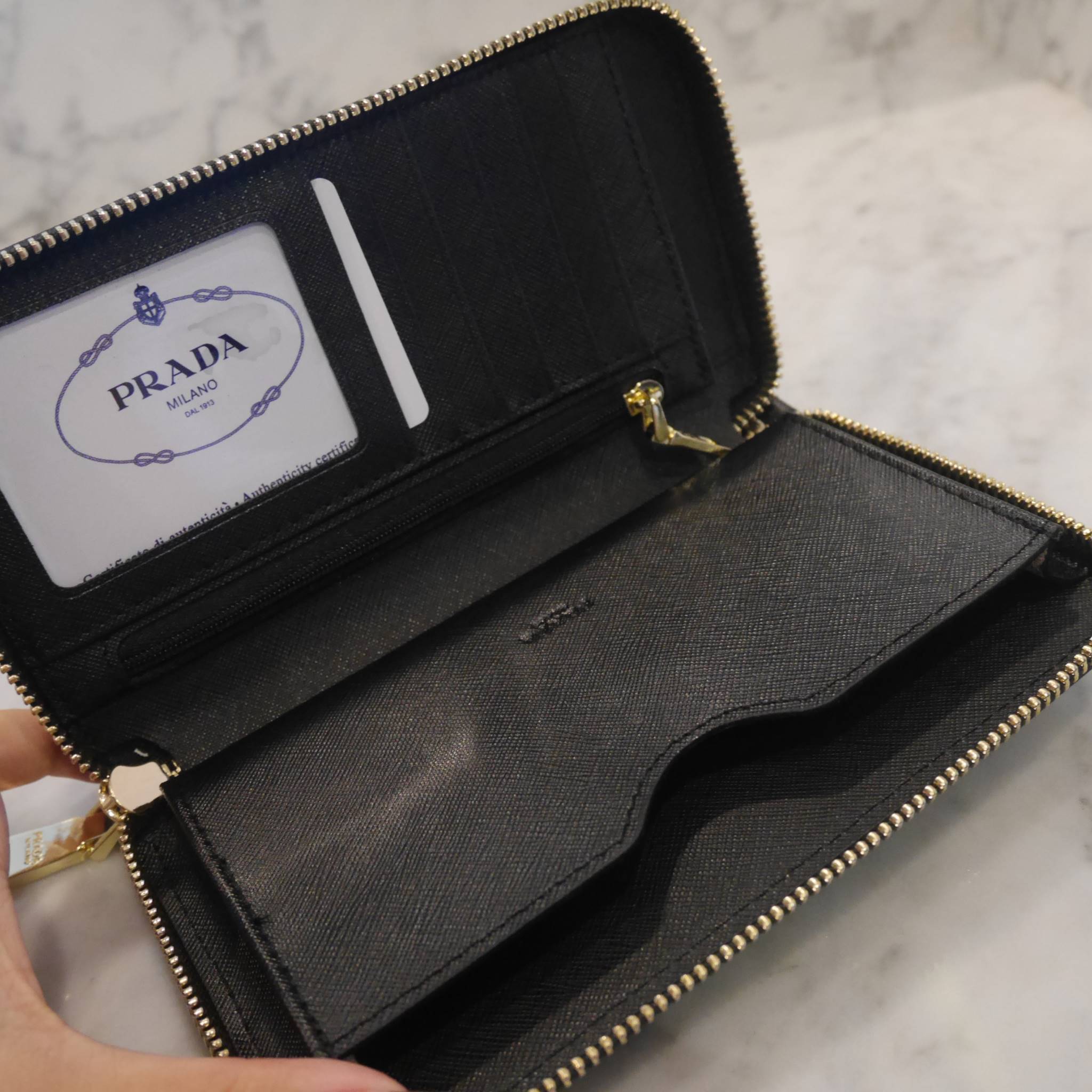 New arrival ! รุ่นที่รอคอย เข้าแล้วค้า กับ Prada Wallet Saffiano กระเป๋าสตางค์ซิปรอบ รับทรัพย์ **พร้อมสายคล้องมือ เปิดปิดด้วยซิป อะไหล่ทอง ปั้มแบรนด์ ทั้งใบ **จุดเด่น มีช่องใส่มือถือ ได้ถึง iphone7+ ใส่บัตรได้หลายช่อง ด้านในมีช่องซิปแยกอีก1ช่อง แถมยังมี ช