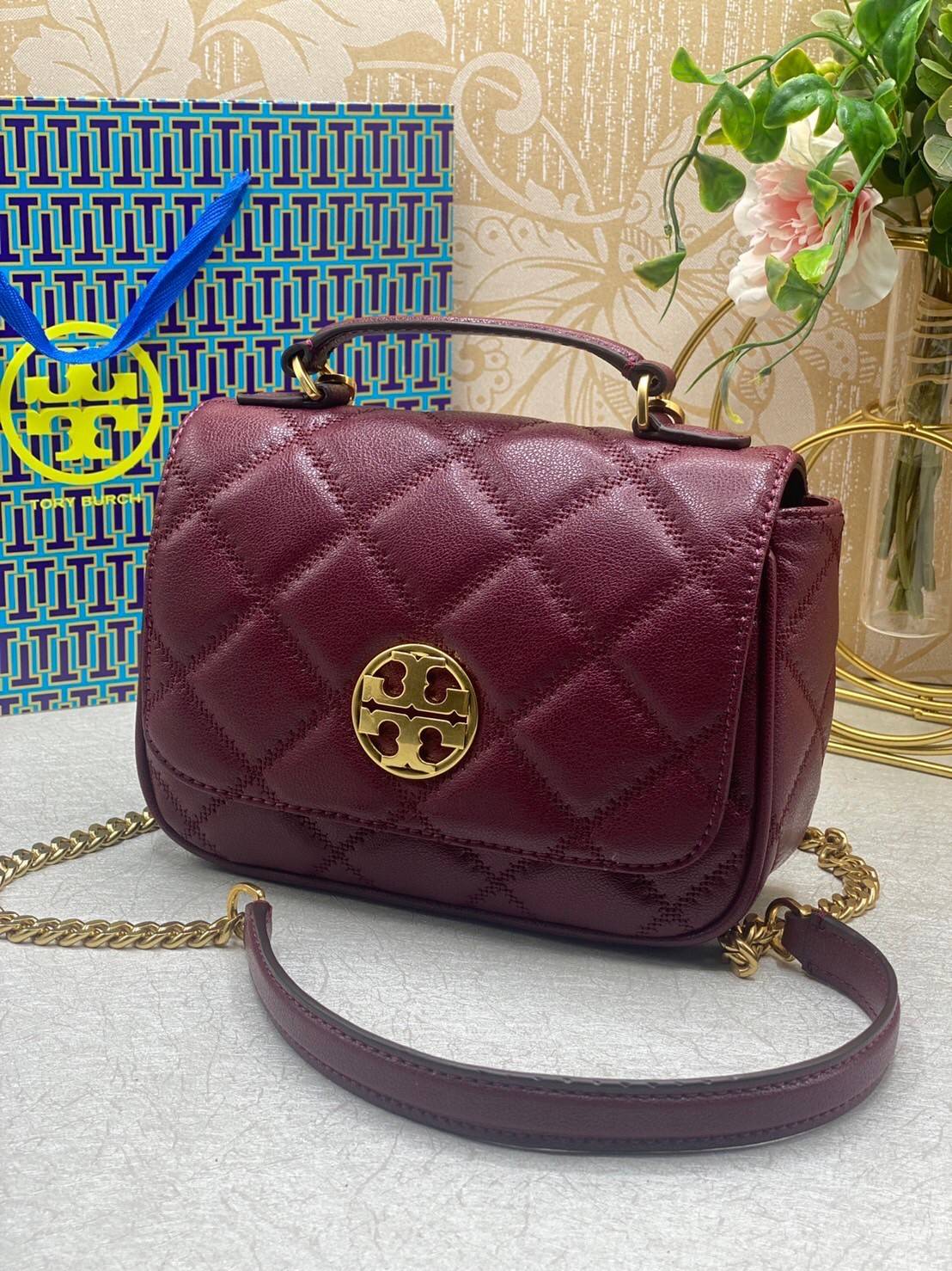 Tory Burch Willa Mini Top Handle Bag พร้อมส่งที่ไทย ใบจริงคือสวยสุดดไปเลยค่าา! กระเป๋าสะพายข้างหรือหิ้วก็เก๋ไปอีกเลยค่ะ! หนังอย่างดี ลายนวมนิ่มมือดีมากค่ะ ด้านหน้ามีอะไหล่โลโก้แบรนด์