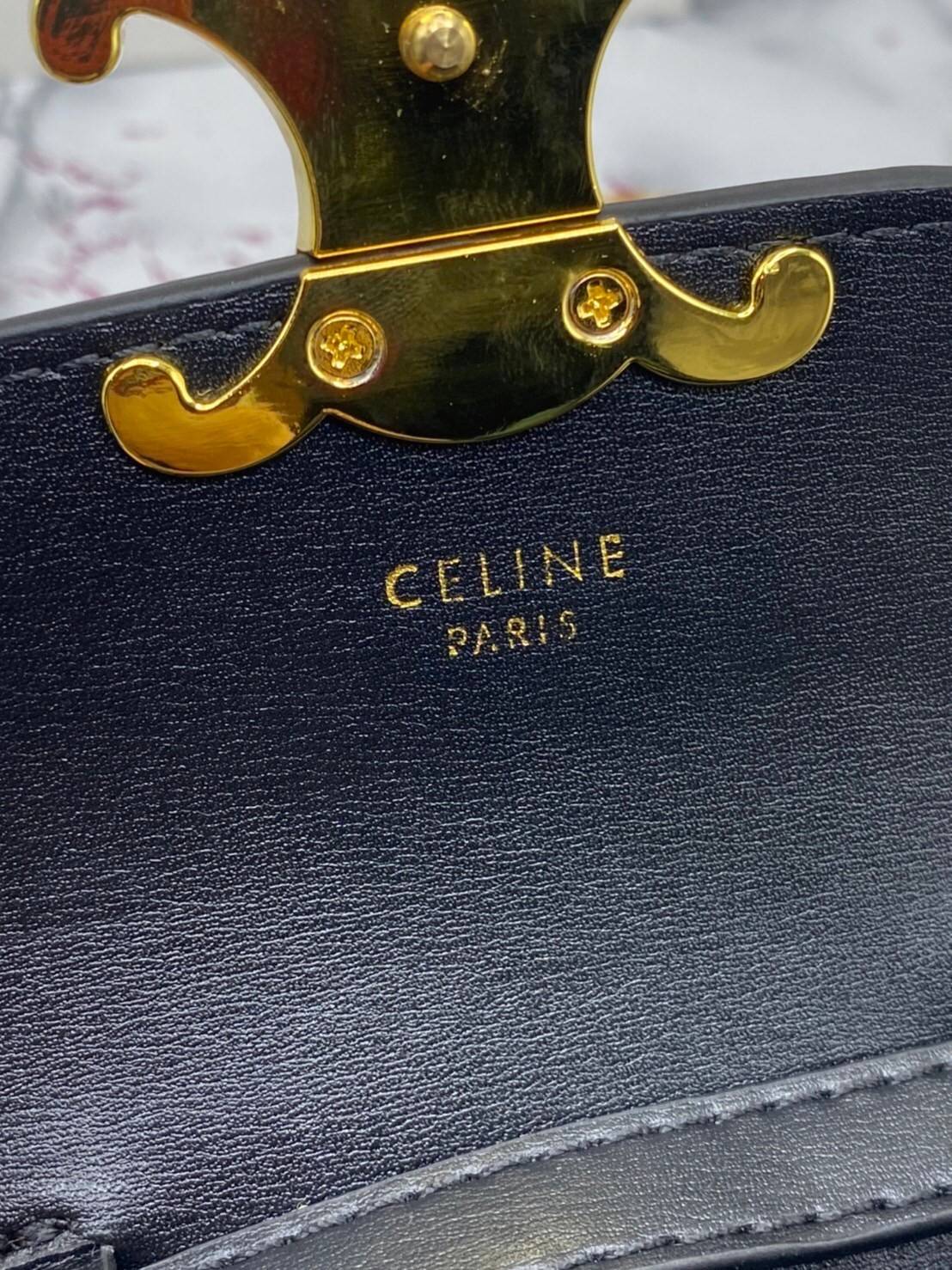 หนังแท้ CELINE MINI TRIOMPHE IN TRIOMPHE CANVAS AND CALFSKIN ใบเล็กน่ารัก งานหนังแท้ทั้งใบ กระเป๋ามินิทรงชิค ดีไซน์รูปกล่องสุดแสนมินิมอล สามารถสะพายแบบ Crossbody และยังเป็น Belt Bagได้อีกด้วย แบบไม่มีตกยุค ด้านหน้าโดดเด่นด้วยโลโก้สีทอง เป็นอีกหนึ่งตัวเลือ