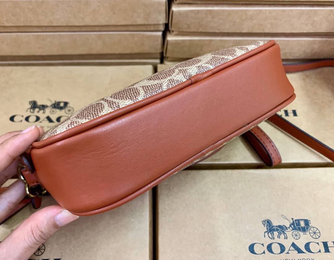 COACH CROSSBODY CLUTCH IN SIGNATURE BAG 💋รุ่นฮิต+สีหายากค่ะ!! กระเป๋าสะพาย+คล้องมือได้ วัสดุหนังแท้ผสมpvcค่ะ มีช่องซิปคู่ ภายในช่องใส่มือถือได้ทุกรุ่น;กระเป๋าเงินใบสั้นได้ ใส่ของจำเป็นสาวๆได้ครบค่ะ มีช่องเสียบบัตร2ช่อง และช่องโล่งให้ใส่ของจุกจิกค่