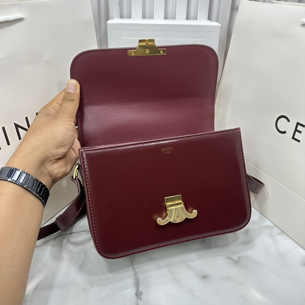 ORI หนังแท้ | 9" CELINE CLASSIQUE TRIOMPHE bag in natural leather กระเป๋าสะพายรุ่นยอดนิยม ด้วยรูปทรงสี่เหลี่ยมผืนผ้า ดีไซน์คล่องตัวถ่ายทอดให้เห็นถึงแก่นแท้ของสไตล์
