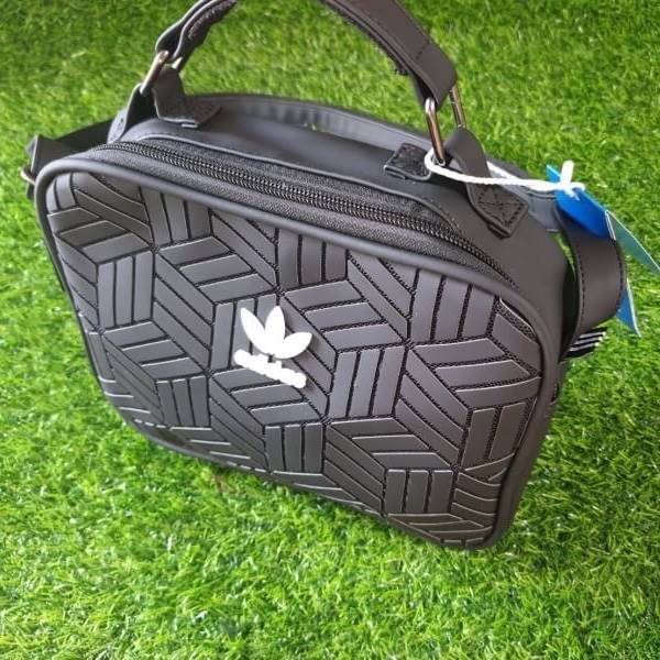 adidas 3D airline shoulder bag ทรงสปอร์ต รุ่นนี้มาใหม่ไฉไลกว่าเดิม แบบลาย 3D ใหม่สวยๆ ด้านหน้าติดโลโก้แบรนด์ บนพื้น 3D ด้านหลังพื้นเรียบมีช่องซิป รุ่นนี้มีที่จับสามารถถือได้หยิบใช้งานสะดวก เปิดปิดด้วยซิปอะไหล่ปั๊มแบรนด์ ด้านในเป็นช่องกว้าง มีช่องซิปด้านใน