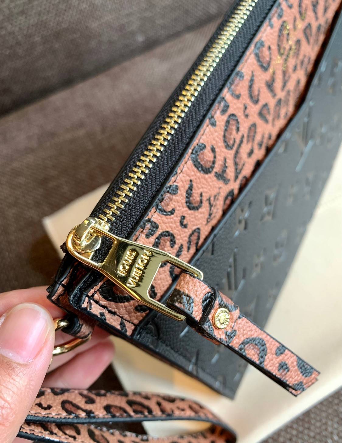 VIP 】จัดสินค้าคุณภาพมาให้สาวๆได้ใช้กันค่าา😘 Louis Vuitton Pochette Mélanie MM Monogram ใช้ขึ้นเครื่องได้เลย✈️ ✔️กระเป๋า ทรงคลัท แบบมีสายคล้องมือ ถอดออกได้หนึ่งสาย ✔️หนังแท้หนา ลายหนังพิมพ์ลายแบรนด์ได้สวยงามมากๆค่ะ