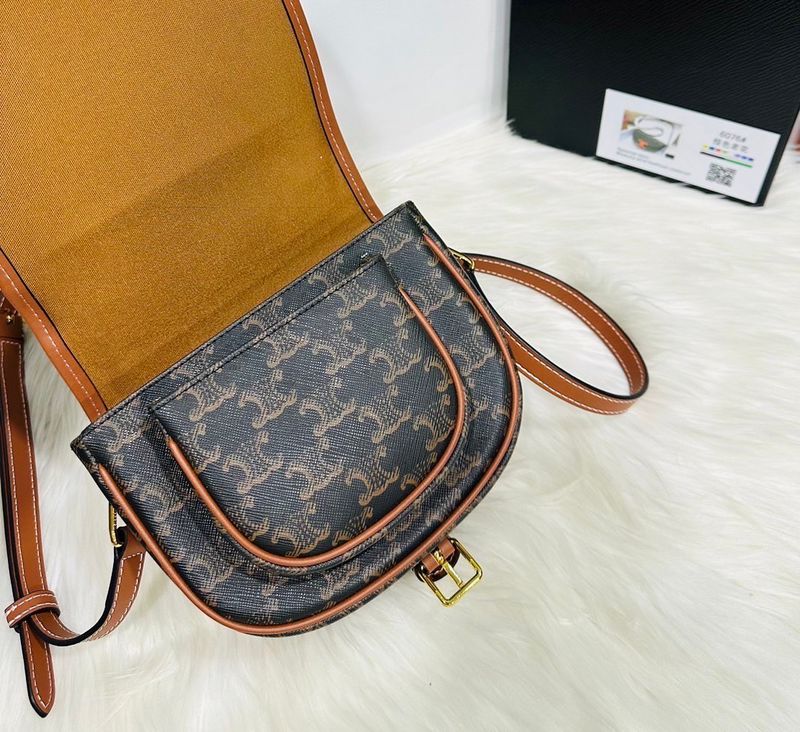 CELINE Folco bag in Triomphe canvas and Leather กระเป๋าสะพายข้าง รุ่นตามหาเข้าเพิ่มเติมสต๊อกพร้อมส่งแล้วค่าสาวๆ รุ่นยอดฮิต ขายดีไม่มีตก ทรงสวยโดดเด่นเป็นเอกลักษณ์ ดีไซน์โค้งมนสวยงาม