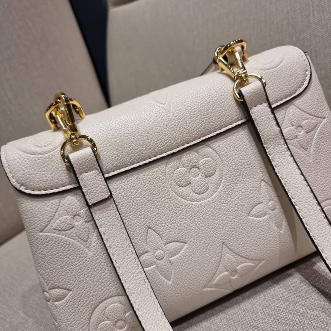 VIP 🥂 LV MADELEINE BAG ใหม่ล่าสุด อีกหนึ่งรุ่นคลาสสิคหายาก ที่สาวๆรอคอย กระเป๋าถือ/สะพายข้าง ดีไซน์เรียบง่าย แต่เต็มไปด้วยดีเทลความหรู วัสดุหนังวัวปั๊มลายเอกลักษณ์ เปิด‐ปิดด้วยอะไหล่กดล็อคสีทองหรู และมีพวงหนังห้อยพิเศษแถมมาให้ด้วย ภายในแบ่งสัดส่วน