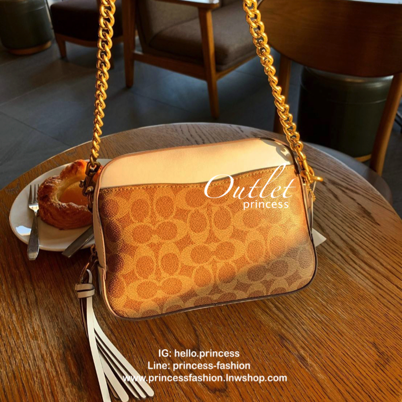 COACH CROSSBODY BOX BAG Best seller !! กระเป๋าสะพายข้าง crossbody วัสดุหนัง pvc. หนังนิ่ม คุณภาพดี ลาย signature brand ตัดขอบหนัง ด้านหน้า/ หลังมีช่องเเล็ก เปิดปิดกระเป๋าแบบซิป ภายในกว้าง ใส่ wallet ขนาดกลาง มือถือได้ทุกรุ่น และของใช้จุกจิกได้ พร้อมสายสะพ