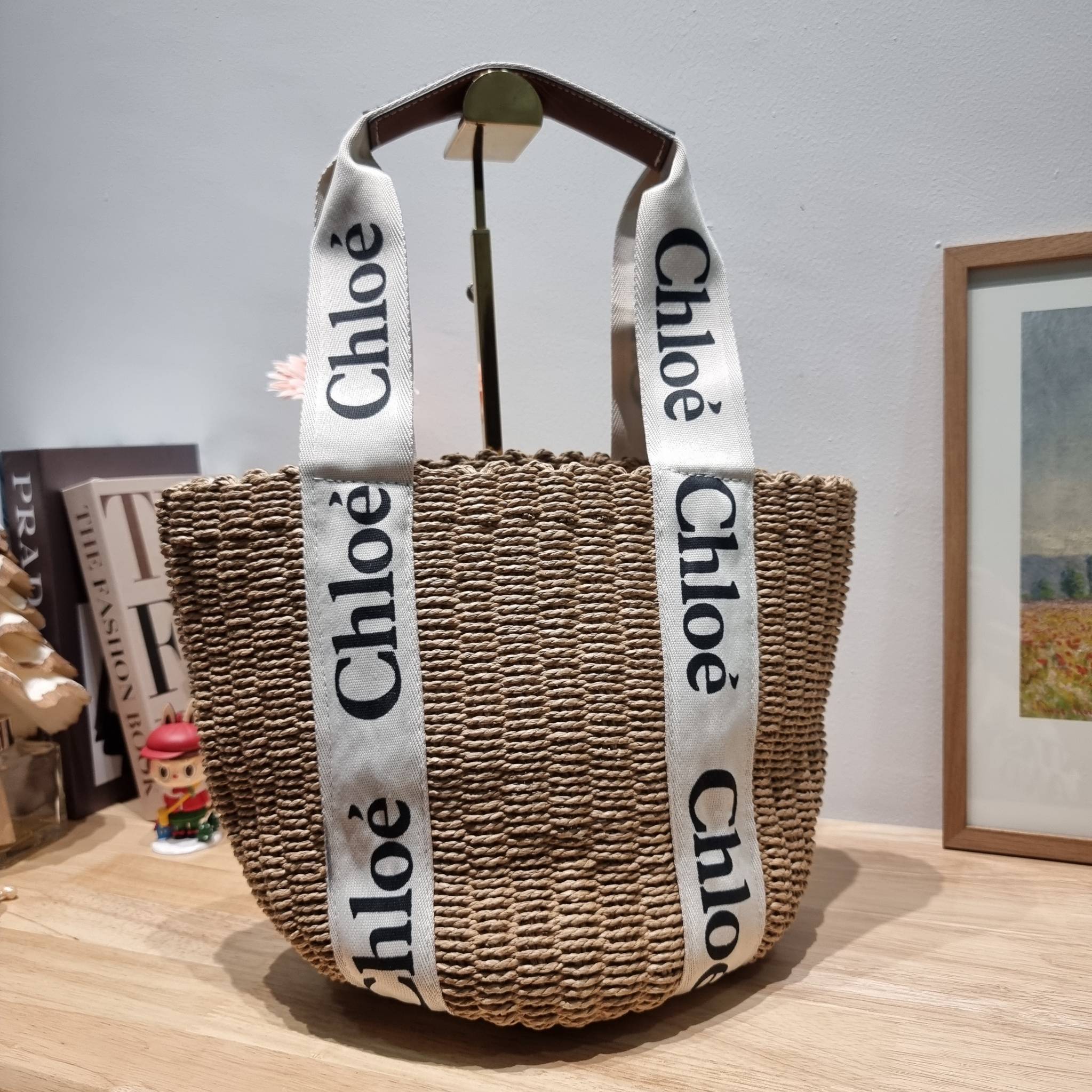CHLOE LARGE WOODY BASKET กระเป๋าสะพายสานทรงตะกร้า ยอดฮิตติดลมของแบรนด์ ด้วยวัสดุสังเคราห์จากธรรมชาติ สานทอเต็มใบออกมาเป็นลวดลายสวยงาม