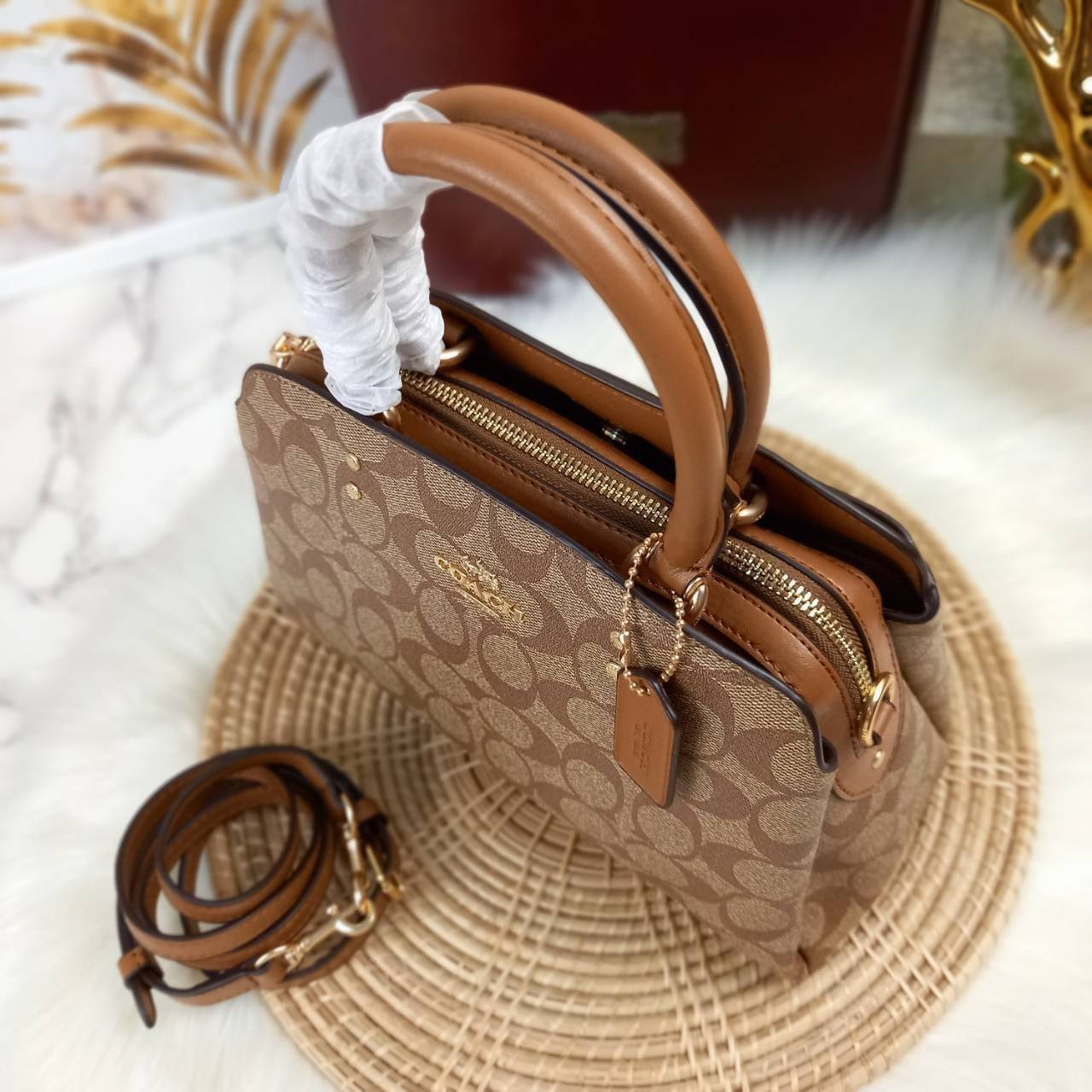 หัวใจจะวาย!! ละมุนมาก ลุคคุณหนูสุดๆ COACH MINI LILLIE CARRYALL (COACH F91494)🌺 ใช้ดีจนต้องบอกต่อ อีกแล้วจ้า ใครๆก็ถามหา😍>>>ทรงถัง รุ่นใหม่ 10 นิ้ว ขนาดกำลังดี เหมาะมือมาก มี 3 ช่องด้านใน ช่องกลาง เปิด-ปิด ด้วยซิป ส่วน 2 ช่องด้านข้