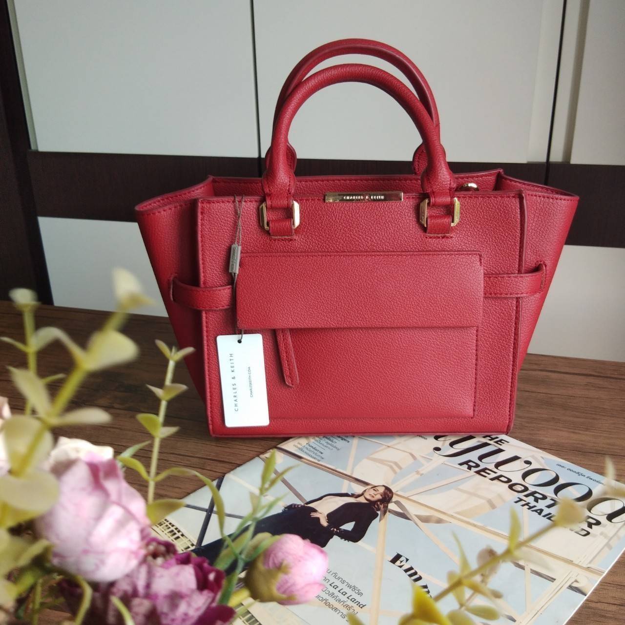 Charles&Keith กระเป๋าถือ ทรงเก๋ ตั้งอยู่ทรงสวย มาพร้อมสายยาวสะพายข้าง เปิด/ปิดกระเป๋าด้วยซิปด้านหน้า ปั้มโลโก้แบรนด์ ภายในมีช่องซิปเล็กและช่องเล็กใส่ของจุกจิก ฐานกระเป๋ามีหมุดรอง ด้านหน้ามีช่องซิปใส่ของ ด้านหลังมีช่องซิปอีก 1 ช่อง รุ่นนี้ใบจริงสวยหรู เหมา