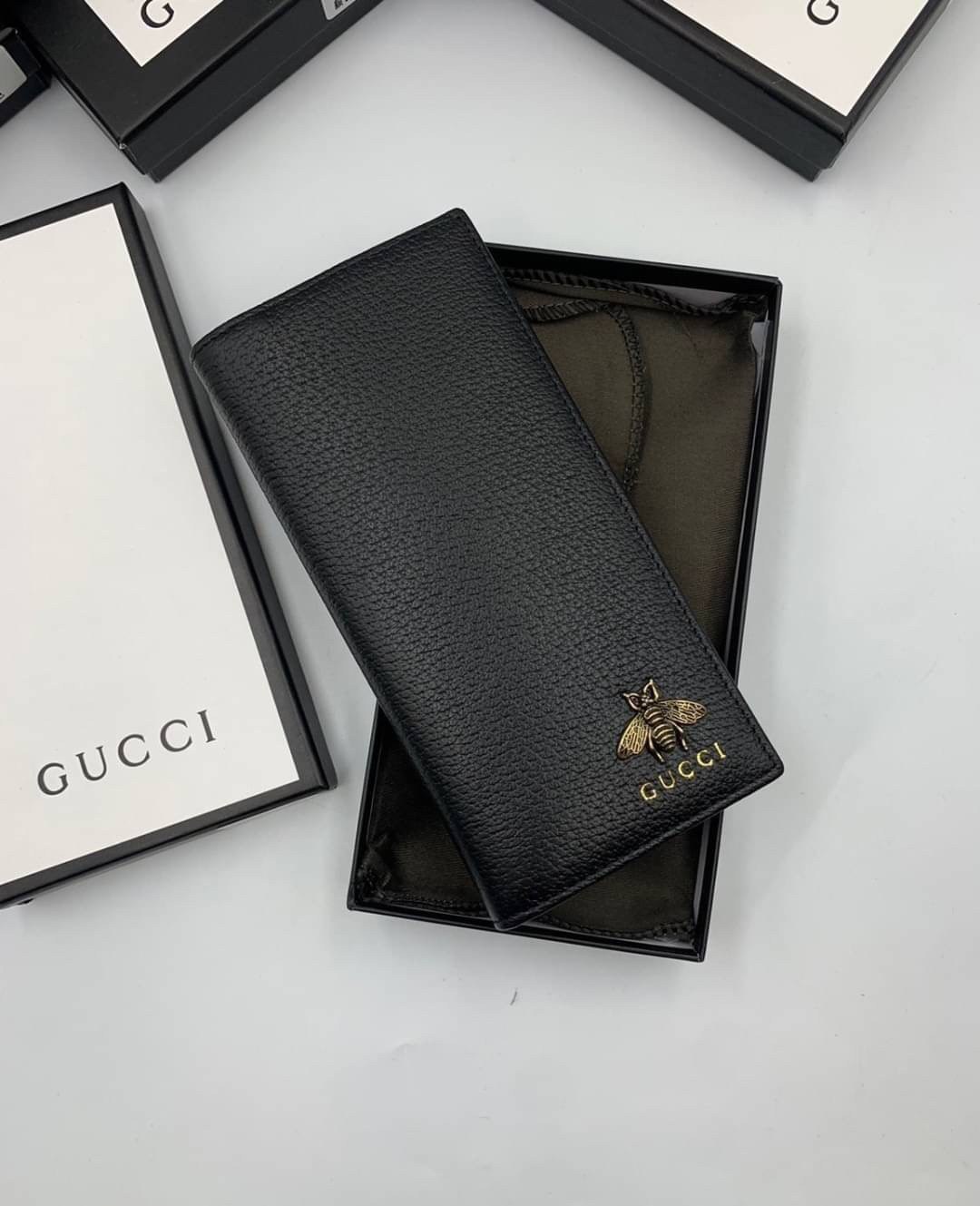 หนังแท้ GUCCI Men Long Wallet รุ่นใหม่ล่าสุด!! หนังสวยเริด ดีงามมากค่าาา กระเป๋าสตางค์ใบยาว ดีไซน์ใหม่ สวยดูหรู ถือใช้กำลังเหมาะมือ ใส่บัตรได้เยอะ ใส่ธนบัตรได้ทุกชนิด มาครบ set พร้อมส่ง!! เป็นไอเท็มที่หนุ่มๆต้องมีจริงๆจ้า 😎😎