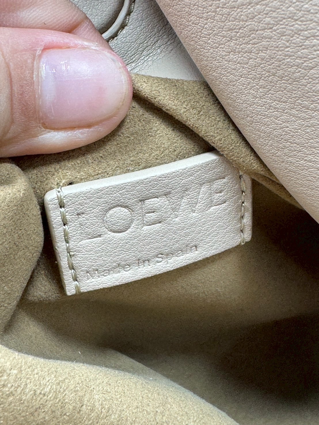 ORI หนังแท้ | Medium Loewe Flamenco clutch in nappa leather 30cm กระเป๋าสะพายทรงคลัชดีไซน์รูดเชือก เรียบหรูดูแพง เรียบง่ายใช้งานสะดวก หนังแนปป้าให้สัมผัสนุ่มสบายผิว มาพร้อมสายสะพายร้อยห่วงหรูหรา